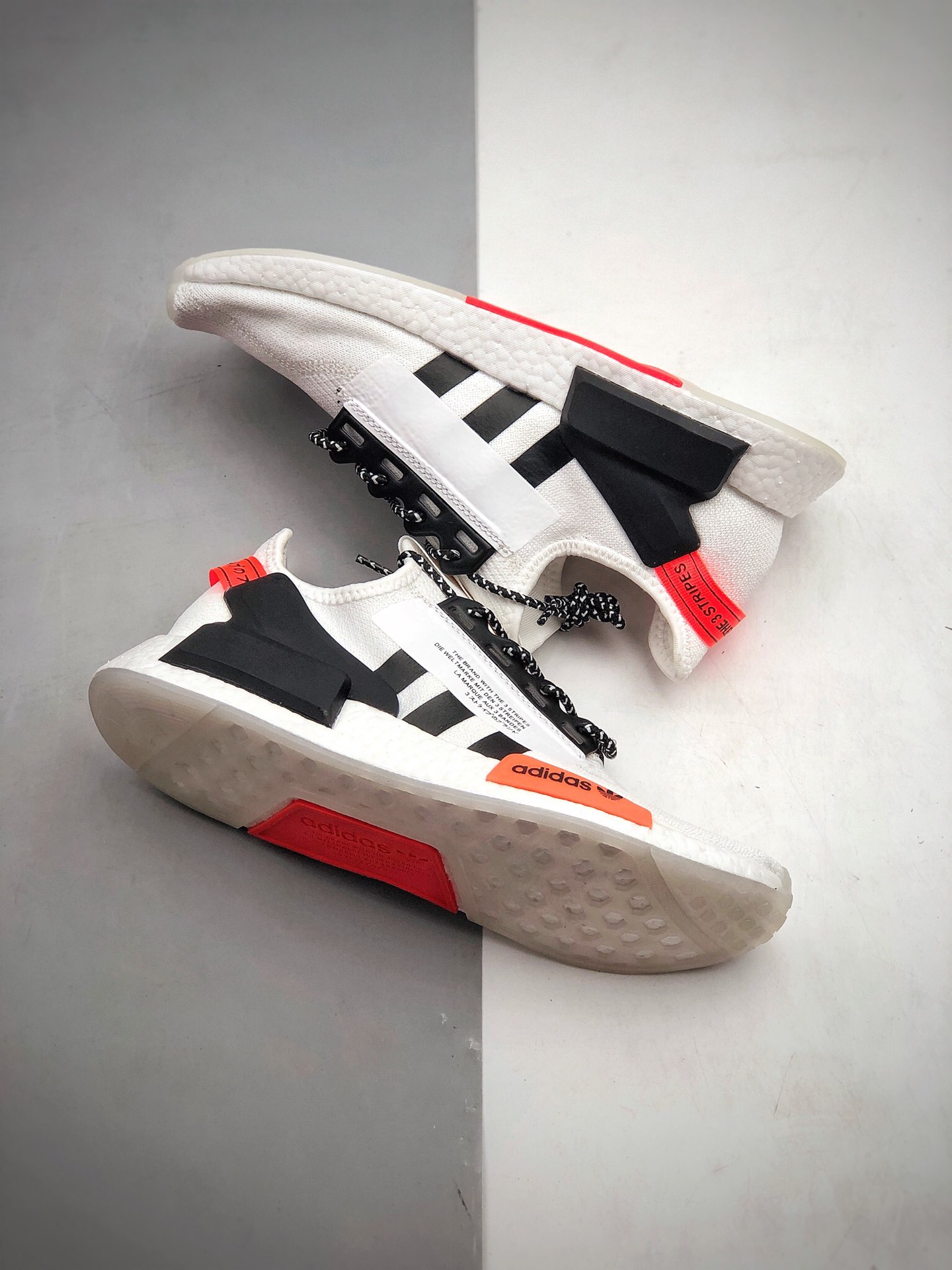 190 Adidas Boost NMD  R1 系列 弹力针鞋织面 体质盈轻且抗冲击  货号：FX9451
