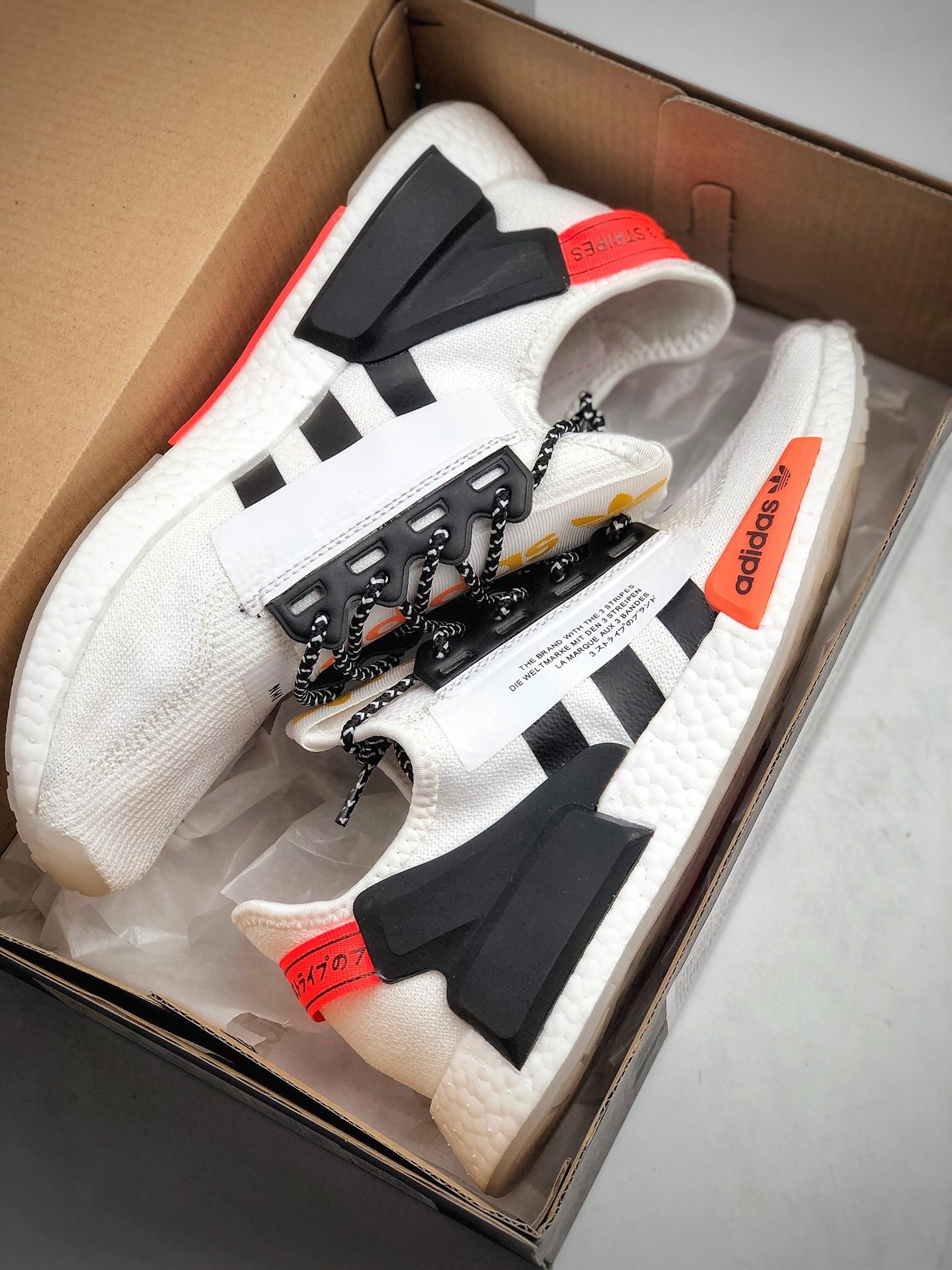 190 Adidas Boost NMD  R1 系列 弹力针鞋织面 体质盈轻且抗冲击  货号：FX9451