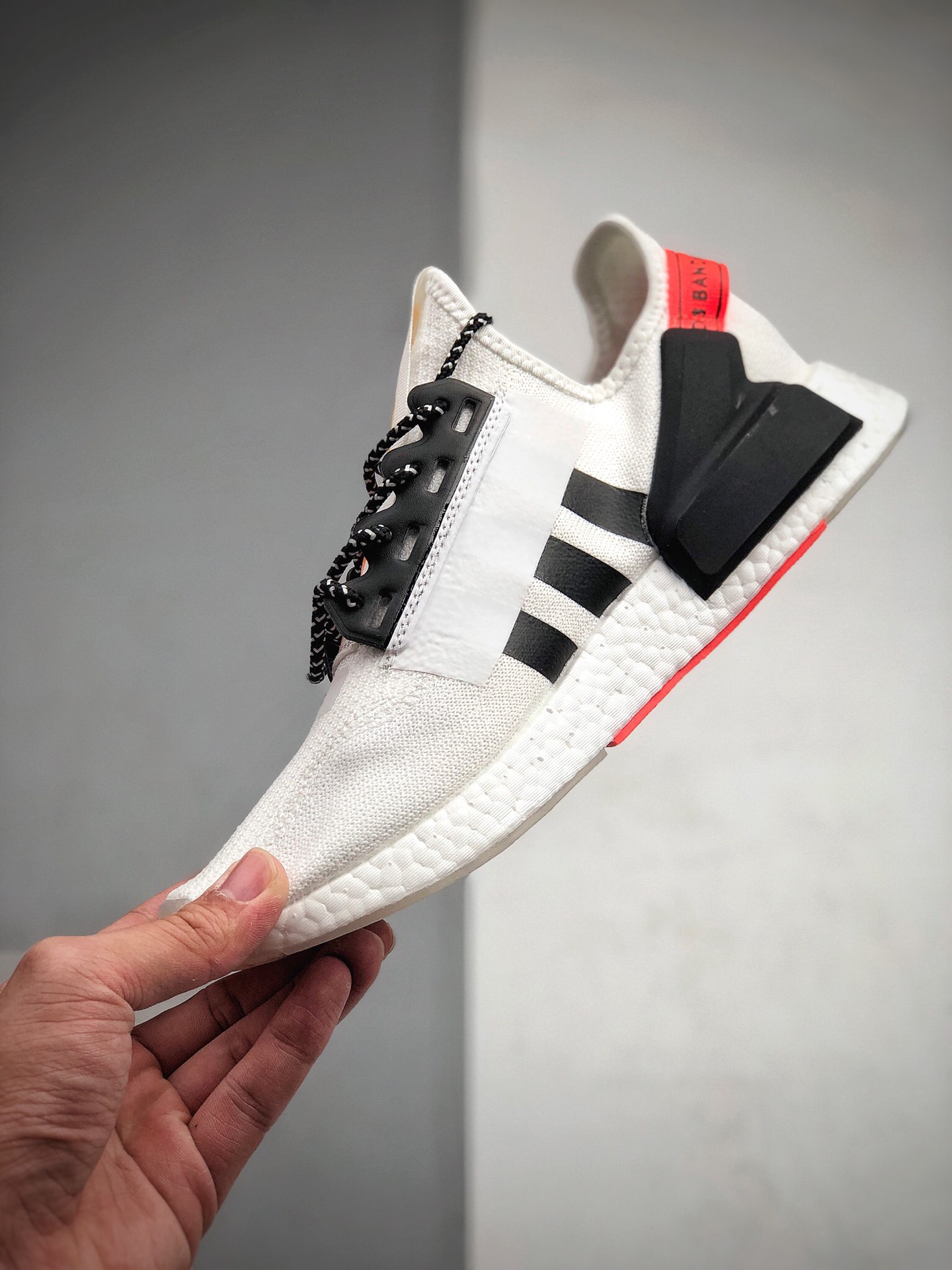 190 Adidas Boost NMD  R1 系列 弹力针鞋织面 体质盈轻且抗冲击  货号：FX9451