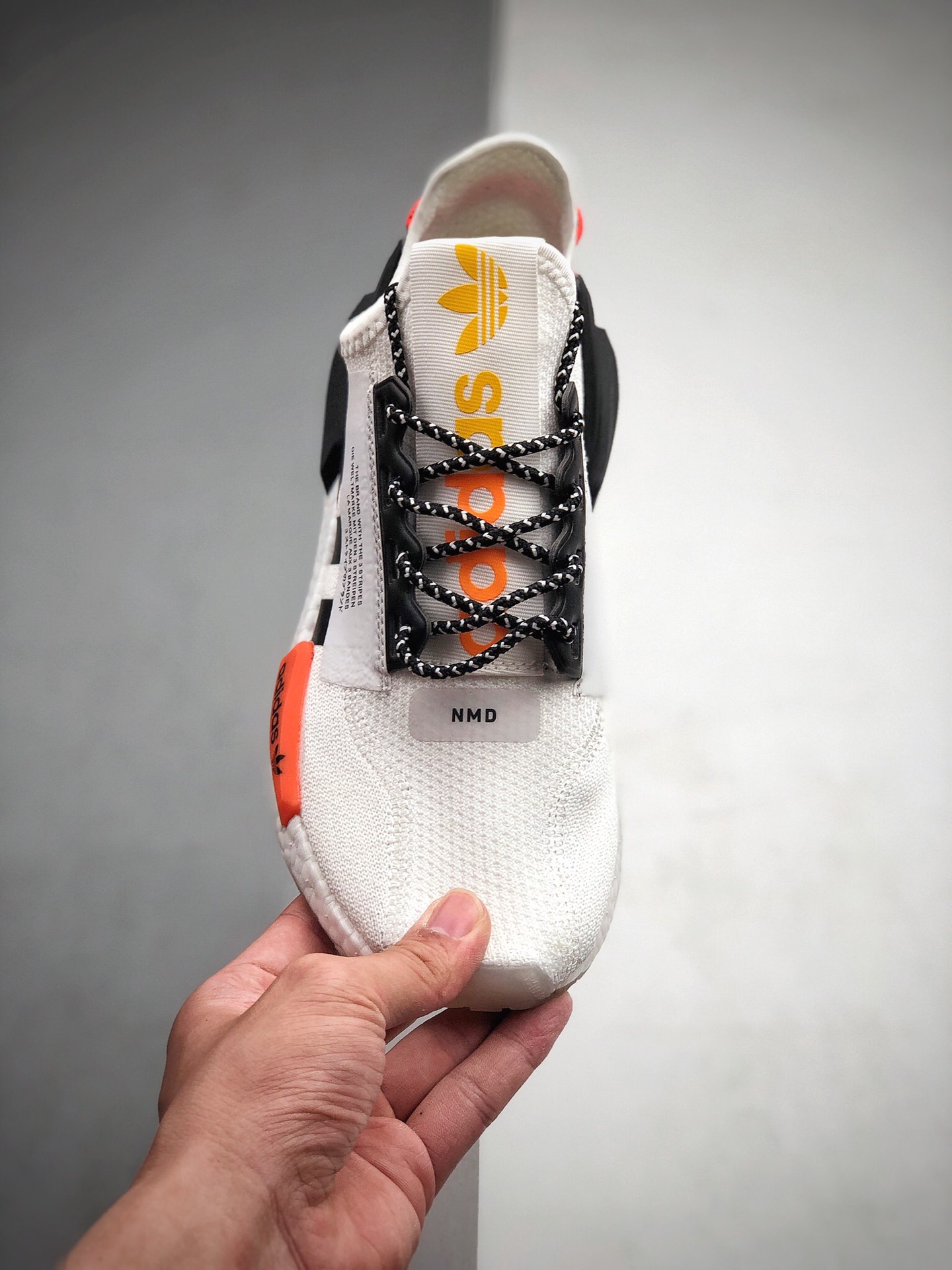 190 Adidas Boost NMD  R1 系列 弹力针鞋织面 体质盈轻且抗冲击  货号：FX9451