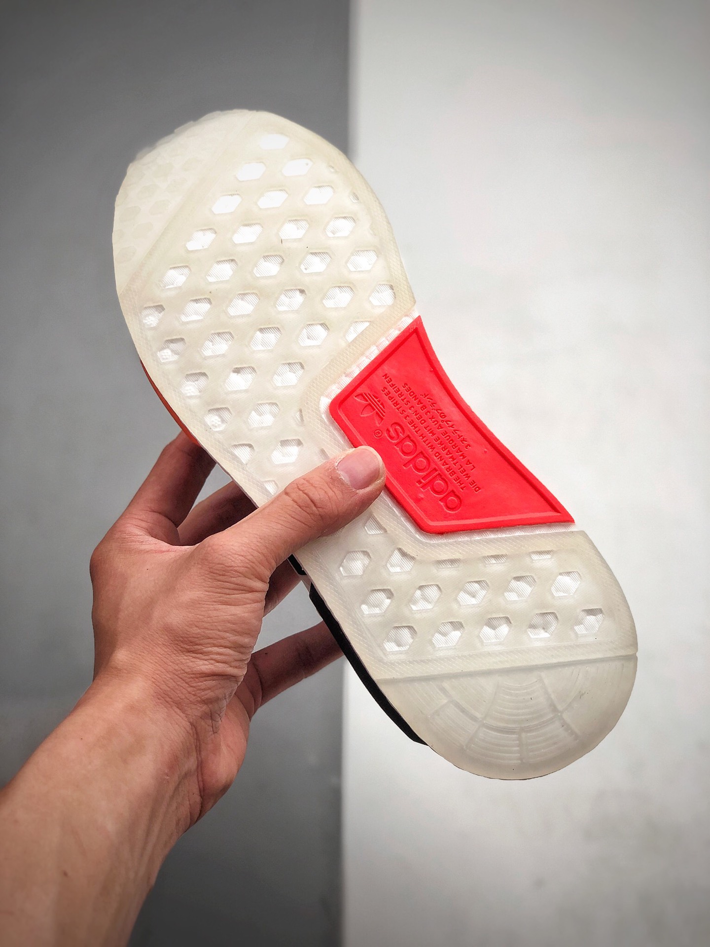 190 Adidas Boost NMD  R1 系列 弹力针鞋织面 体质盈轻且抗冲击  货号：FX9451