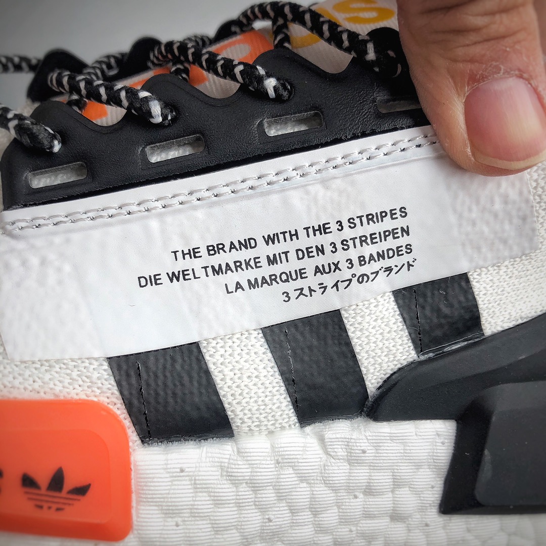 190 Adidas Boost NMD  R1 系列 弹力针鞋织面 体质盈轻且抗冲击  货号：FX9451