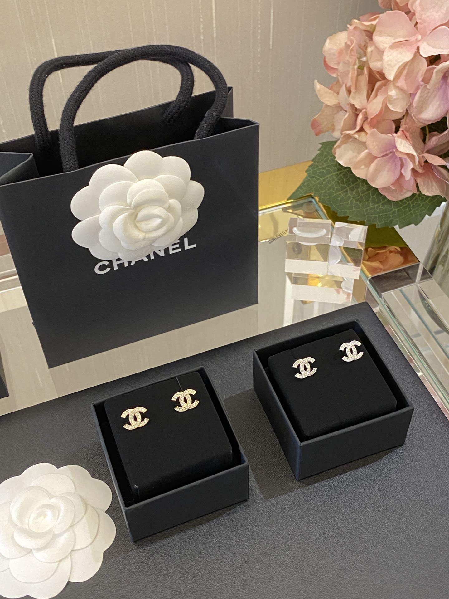 NO:103147,Chanel Xiaoxiang classic double C small earrings are divided into two colors gold platinum, Chanel earrings, chanel, chanel, gold19860909Chanel小香经典款双c小耳钉 分两个颜色 黄金 白金,香奈儿耳钉,chanel,chanel,gold,Jewelry