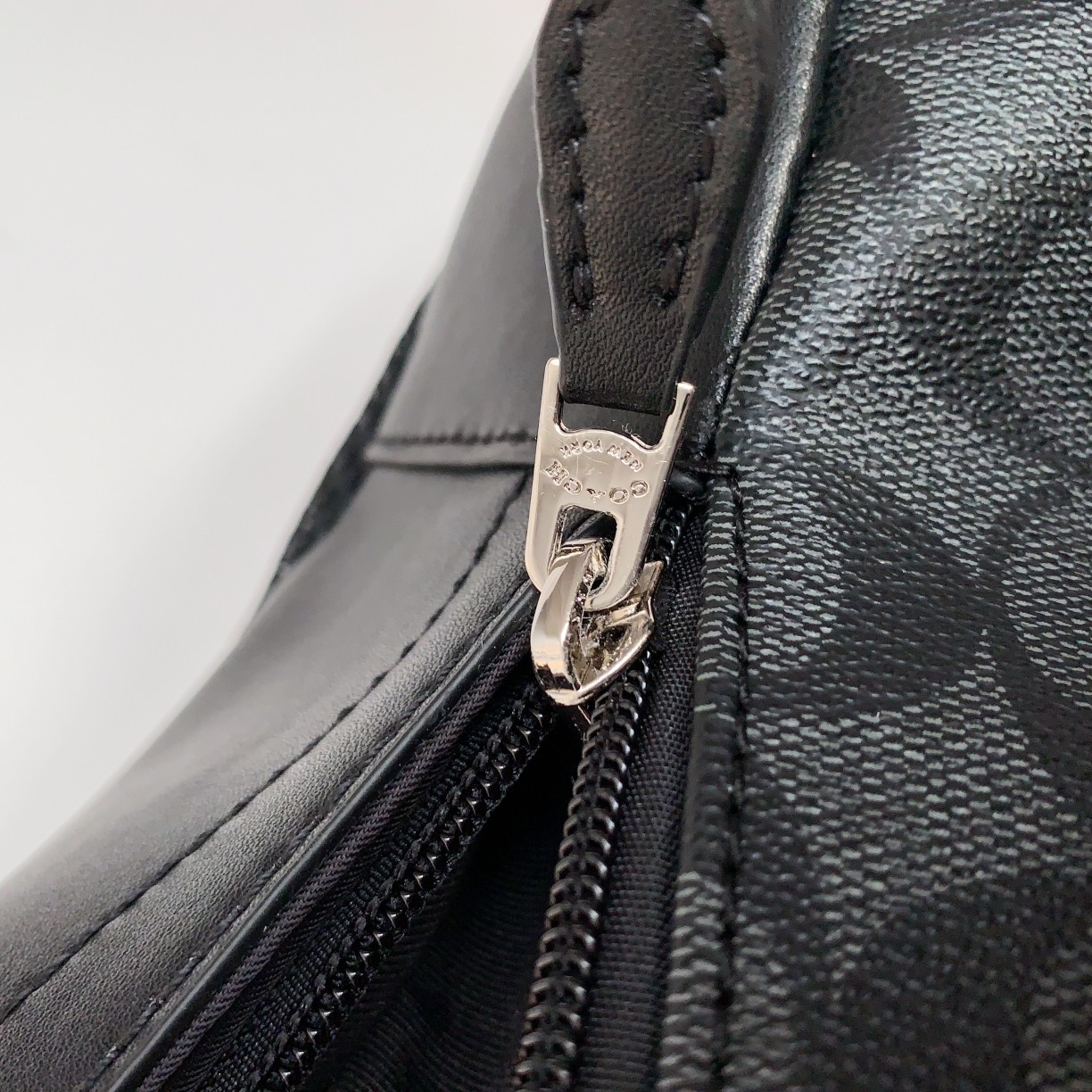 Coach 要好质量的来54787新款 男士胸包 ，pvc材质拼皮 背面是网纱布，黑色 售，尺寸：30.20.6