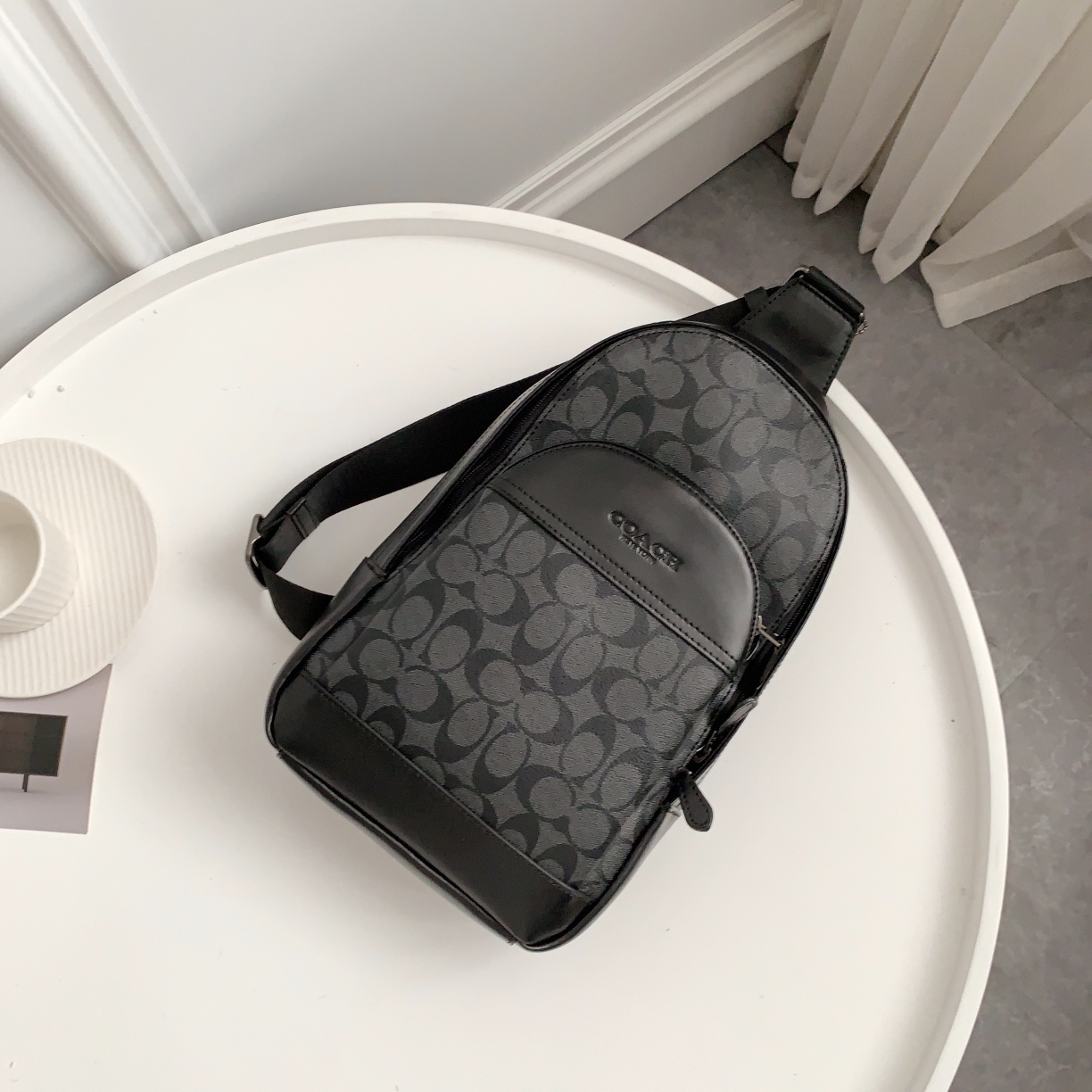 Coach C家【F39942 】升级款 男士休闲前包胸包 单肩斜跨背包 、尺寸：20cm宽 32cm高 6cm厚 黑灰色 售