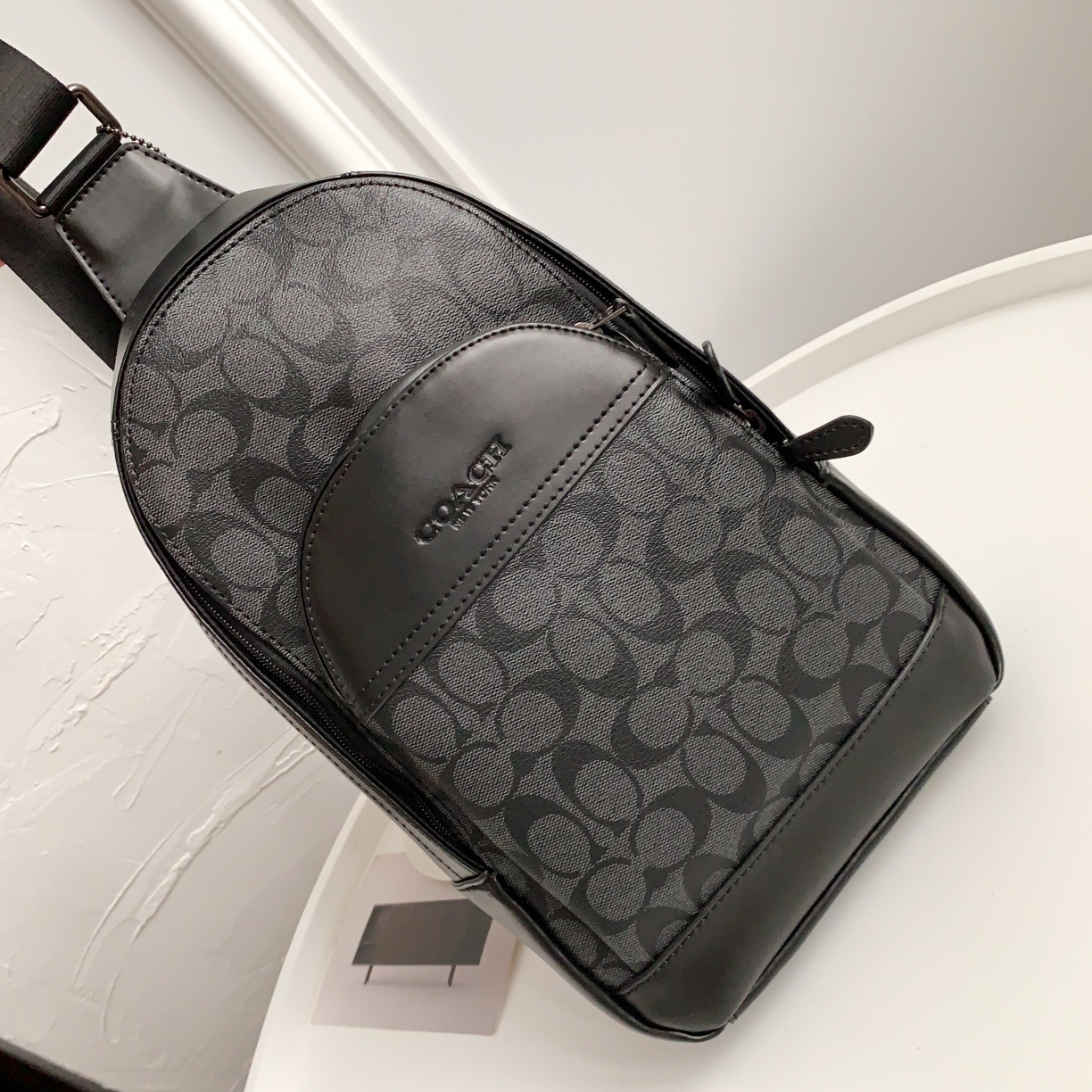 Coach C家【F39942 】升级款 男士休闲前包胸包 单肩斜跨背包 、尺寸：20cm宽 32cm高 6cm厚 黑灰色 售
