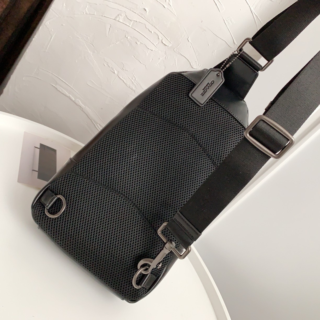 Coach C家【F39942 】升级款 男士休闲前包胸包 单肩斜跨背包 、尺寸：20cm宽 32cm高 6cm厚 黑灰色 售
