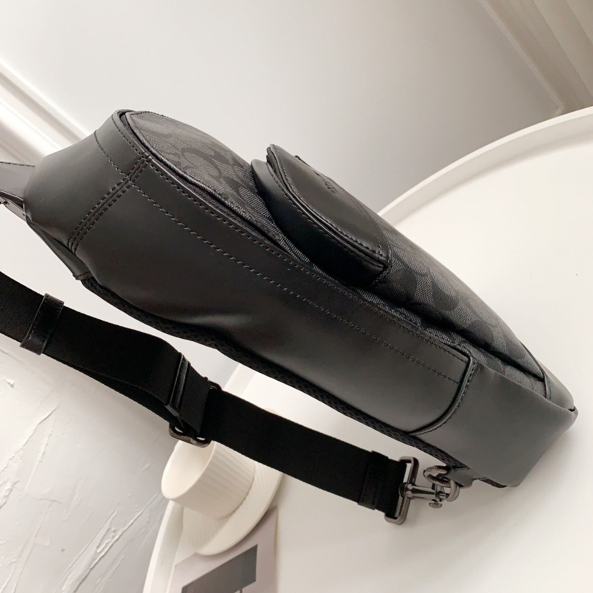 Coach C家【F39942 】升级款 男士休闲前包胸包 单肩斜跨背包 、尺寸：20cm宽 32cm高 6cm厚 黑灰色 售