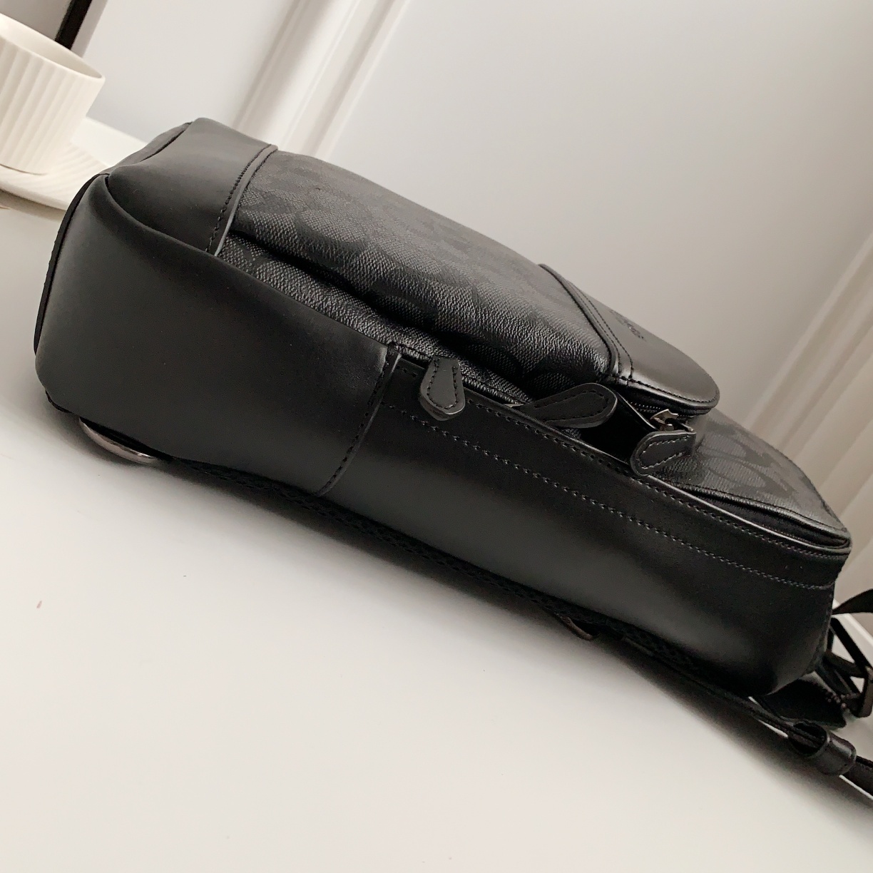 Coach C家【F39942 】升级款 男士休闲前包胸包 单肩斜跨背包 、尺寸：20cm宽 32cm高 6cm厚 黑灰色 售