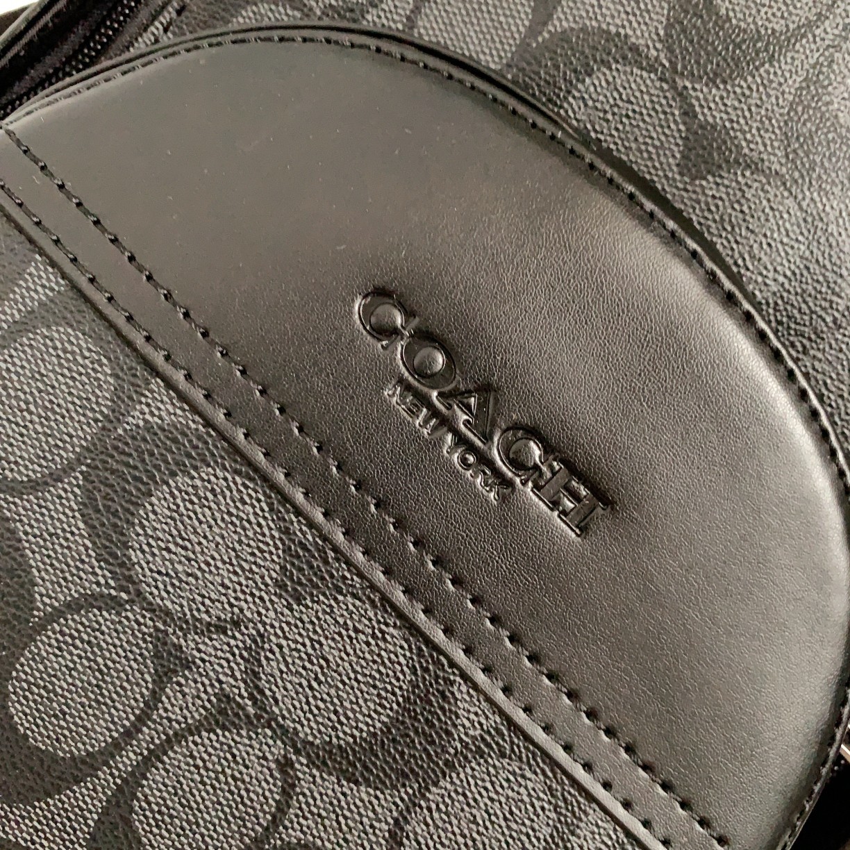 Coach C家【F39942 】升级款 男士休闲前包胸包 单肩斜跨背包 、尺寸：20cm宽 32cm高 6cm厚 黑灰色 售