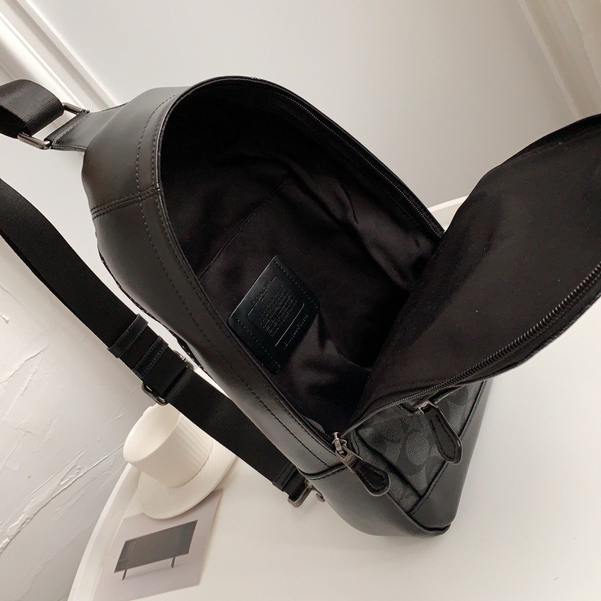 Coach C家【F39942 】升级款 男士休闲前包胸包 单肩斜跨背包 、尺寸：20cm宽 32cm高 6cm厚 黑灰色 售