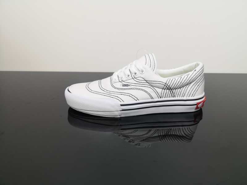 🔥万斯解构👍🏻， 💯男女鞋真标原盒硫化工艺#市面最为正确原厂档案开发铝楦版型#复杂3倍用料堆叠手工贴条技术❗️超越NIKE X SACAI的层数，玩转解构拼接限定联乘系列有点好看 ❗️全新范斯Vans Classics Era 3ra"White/True Black"三层堆叠4孔低帮百搭休闲帆布硫化板鞋“白黑重叠假线”VN0A4BTMVY6 尺码：35 36 36.5 37 38 38.5 39 40 40.5 41 42 42.5 43 44。作为今年品牌的主打鞋款，Vans Era 愈发频繁的出现在我们视野之中。近日，Vans Classics 经典支线更以 Era 经典鞋型为基础，推出全新的 Era 3ra 全新鞋款。在英语语境中，人们常常因为形似，将字母 "E" 替换成数字 "3"，这也是 "Era / 3ra" 名字的由来。Vans Era 原本有着简洁优雅的鞋身线条，而这次 Vans Classics 在其鞋身呈现出层层堆叠的效果。不止是将鞋身前后的车线重复多次缝制在鞋身，鞋舌和包边前裙都由三层堆叠，而且整个包边多出一层，以往只有一个后跟标贴合的后跟也用到了多达四五个堆砌而成。在首发系列之中，Era 3ra 以黑白蓝三种常青配色推出，全身都是帆布材质打造，而鞋舌和鞋身选用同样色彩。无论提或不提，依旧能从 Era 3ra 整体结构上看出结构主义的神韵，而它也成为诸多 “解构” 鞋款中第一个直接在 Vans Classics 发布的鞋型。