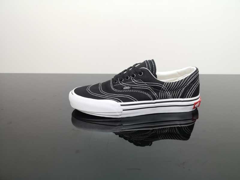 🔥万斯解构👍🏻， 💯男女鞋真标原盒硫化工艺#市面最为正确原厂档案开发铝楦版型#复杂3倍用料堆叠手工贴条技术❗️超越NIKE X SACAI的层数，玩转解构拼接限定联乘系列有点好看 ❗️全新范斯Vans Classics Era 3ra"Black/True White"三层堆叠4孔低帮百搭休闲帆布硫化板鞋“黑白重叠假线”VN0A4BTMVY4 尺码：35 36 36.5 37 38 38.5 39 40 40.5 41 42 42.5 43 44。作为今年品牌的主打鞋款，Vans Era 愈发频繁的出现在我们视野之中。近日，Vans Classics 经典支线更以 Era 经典鞋型为基础，推出全新的 Era 3ra 全新鞋款。在英语语境中，人们常常因为形似，将字母 "E" 替换成数字 "3"，这也是 "Era / 3ra" 名字的由来。Vans Era 原本有着简洁优雅的鞋身线条，而这次 Vans Classics 在其鞋身呈现出层层堆叠的效果。不止是将鞋身前后的车线重复多次缝制在鞋身，鞋舌和包边前裙都由三层堆叠，而且整个包边多出一层，以往只有一个后跟标贴合的后跟也用到了多达四五个堆砌而成。在首发系列之中，Era 3ra 以黑白蓝三种常青配色推出，全身都是帆布材质打造，而鞋舌和鞋身选用同样色彩。无论提或不提，依旧能从 Era 3ra 整体结构上看出结构主义的神韵，而它也成为诸多 “解构” 鞋款中第一个直接在 Vans Classics 发布的鞋型。