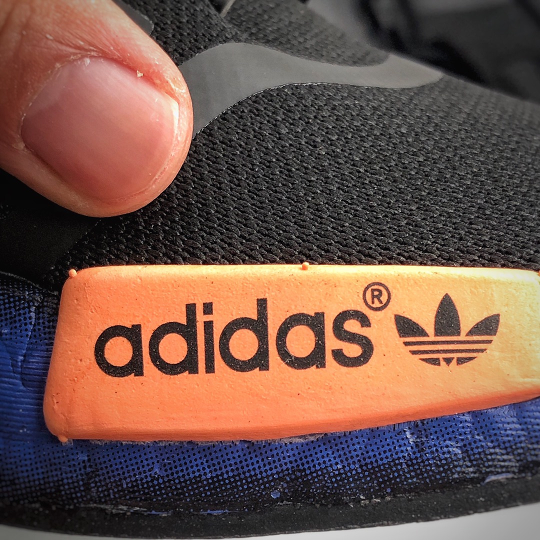 210 Adidas Boost NMD  R1  缓震能性卓越 体质盈轻且抗冲击 整双鞋子的透气和性舒适完度美 货号：FV8524