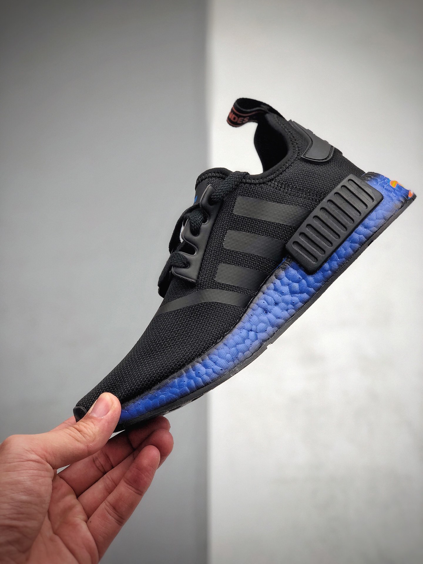 210 Adidas Boost NMD  R1  缓震能性卓越 体质盈轻且抗冲击 整双鞋子的透气和性舒适完度美 货号：FV8524