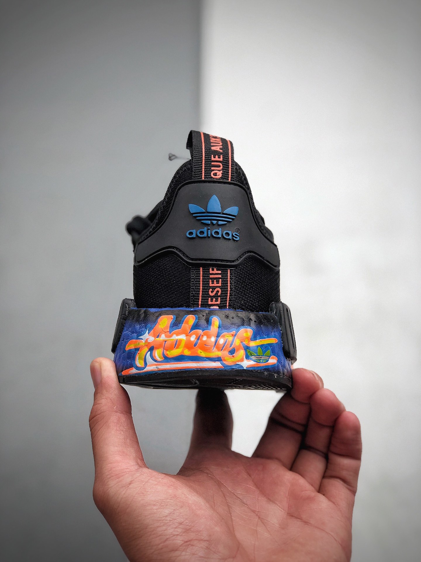 210 Adidas Boost NMD  R1  缓震能性卓越 体质盈轻且抗冲击 整双鞋子的透气和性舒适完度美 货号：FV8524