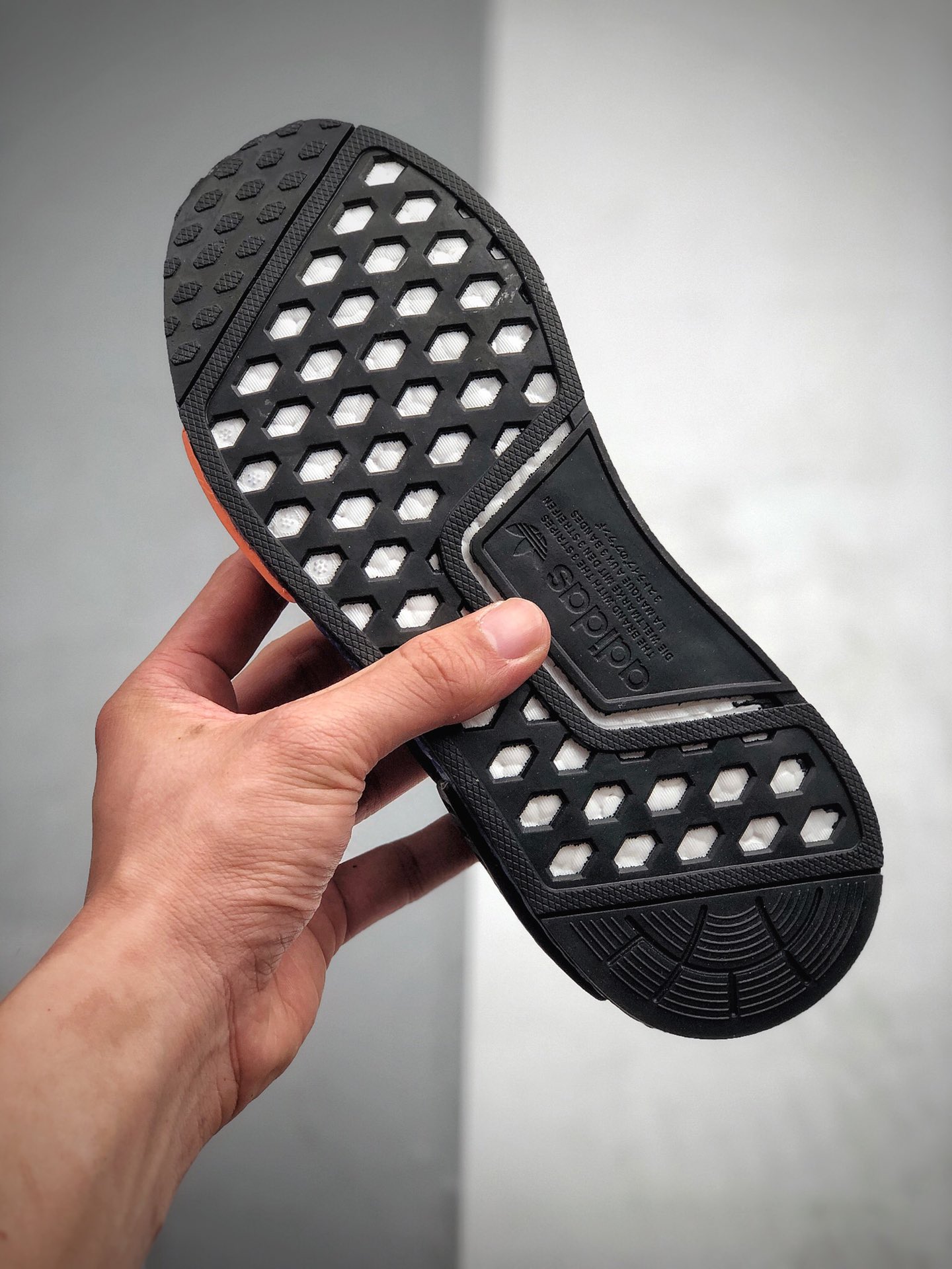 210 Adidas Boost NMD  R1  缓震能性卓越 体质盈轻且抗冲击 整双鞋子的透气和性舒适完度美 货号：FV8524