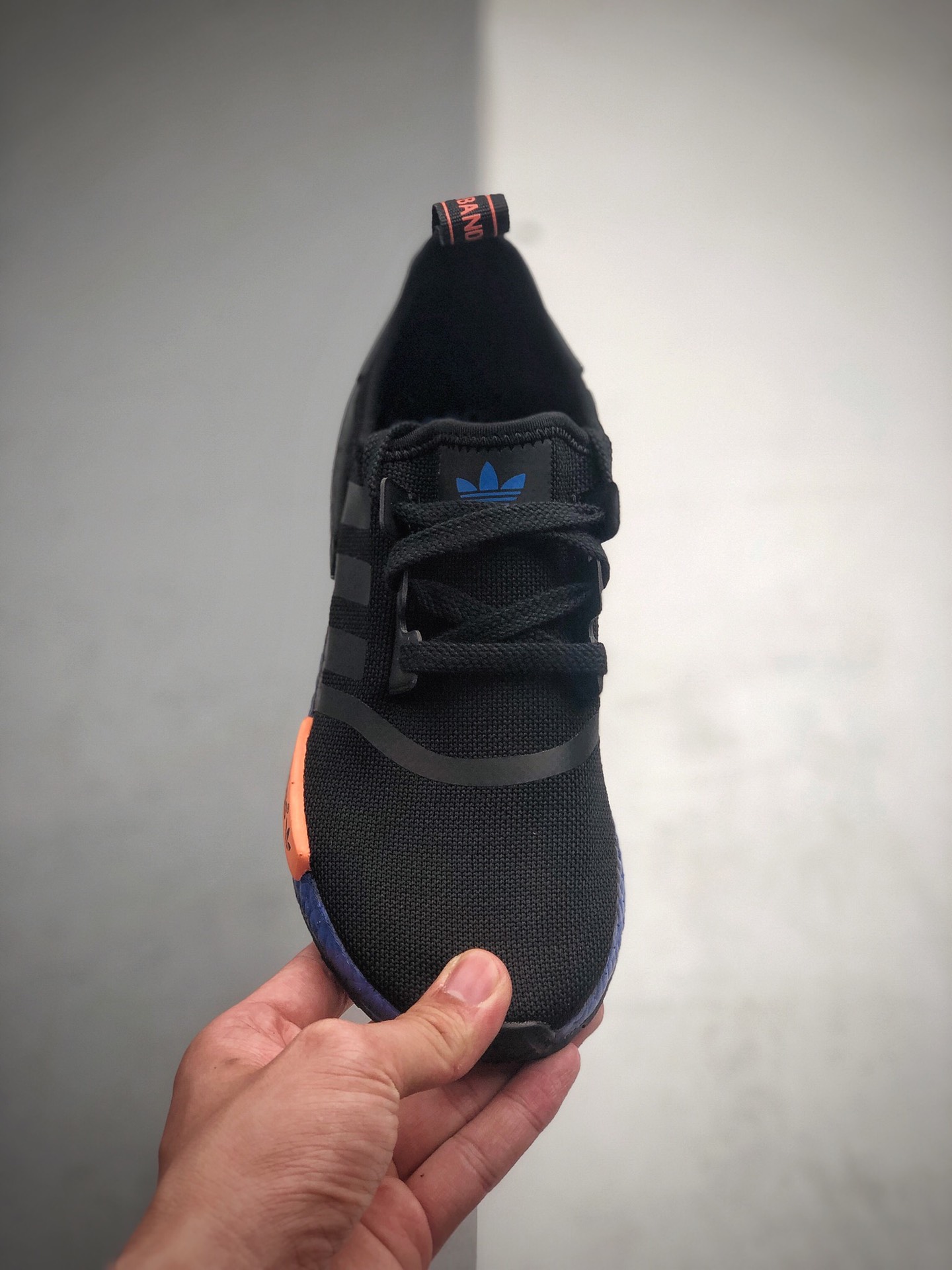 210 Adidas Boost NMD  R1  缓震能性卓越 体质盈轻且抗冲击 整双鞋子的透气和性舒适完度美 货号：FV8524