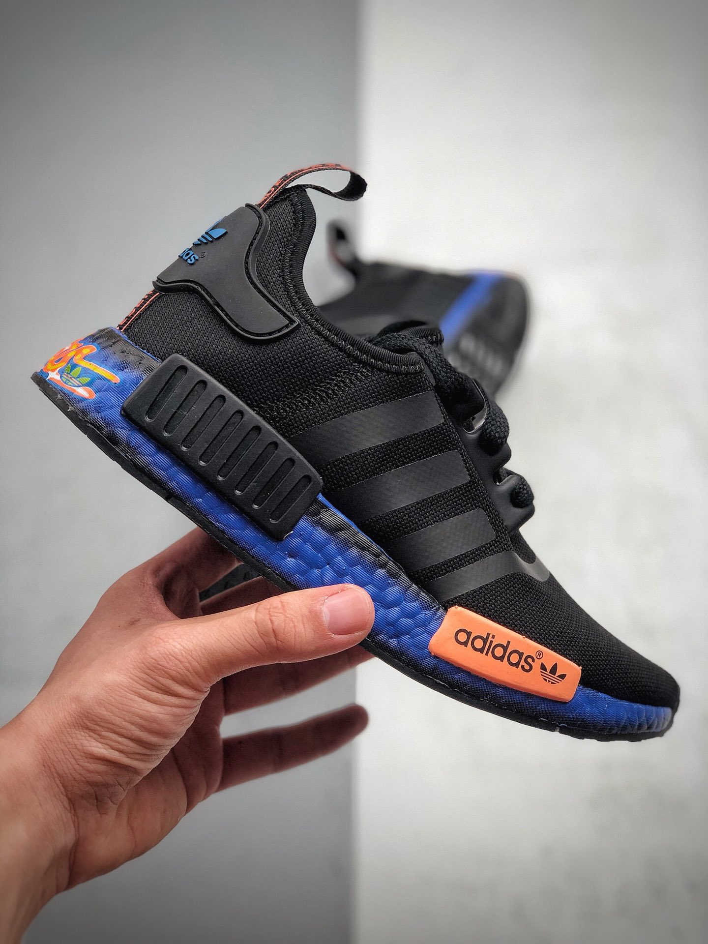 210 Adidas Boost NMD  R1  缓震能性卓越 体质盈轻且抗冲击 整双鞋子的透气和性舒适完度美 货号：FV8524