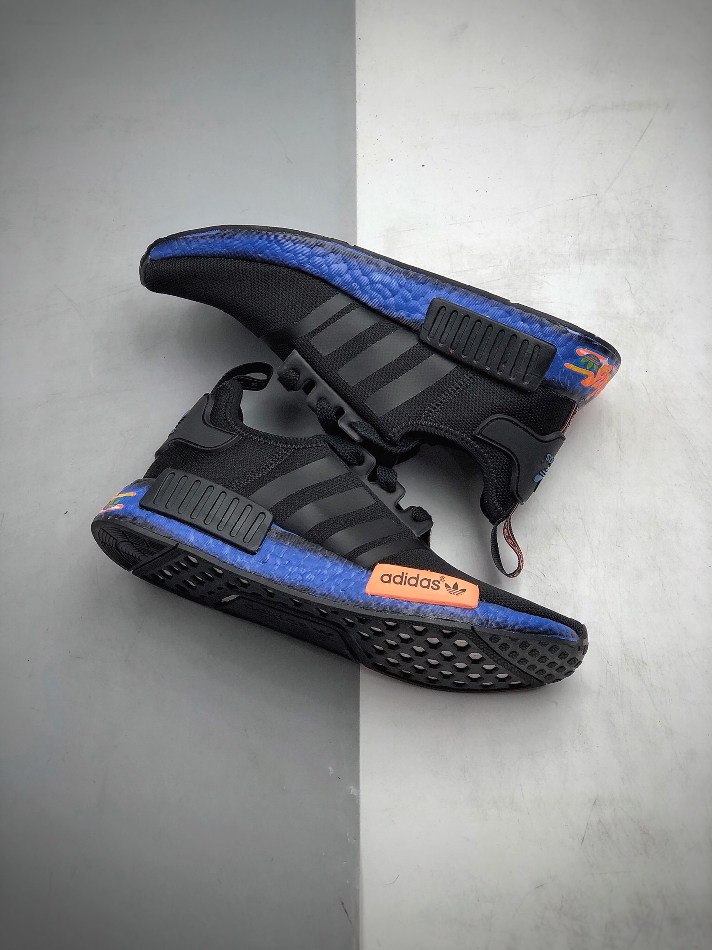 210 Adidas Boost NMD  R1  缓震能性卓越 体质盈轻且抗冲击 整双鞋子的透气和性舒适完度美 货号：FV8524