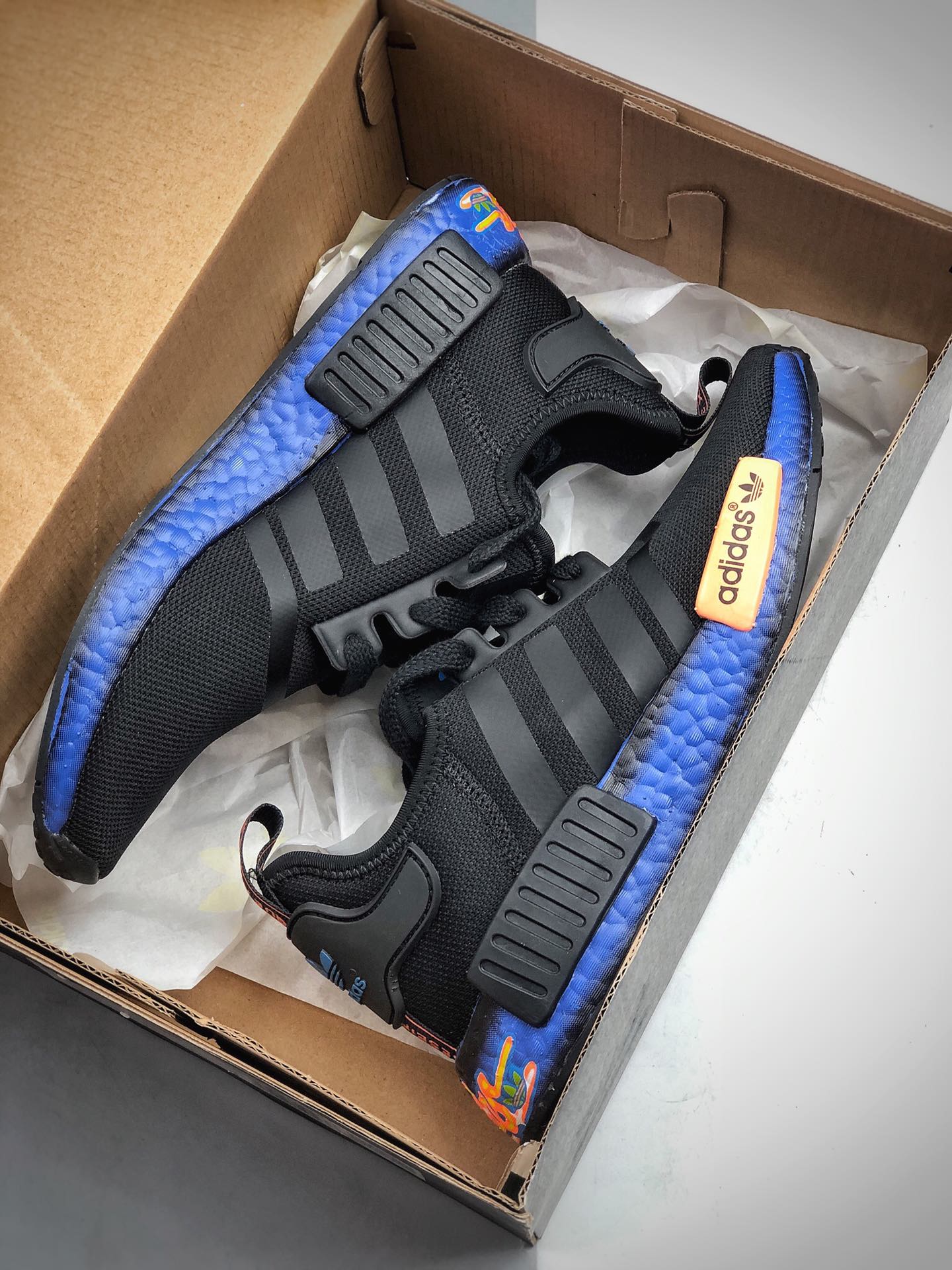 210 Adidas Boost NMD  R1  缓震能性卓越 体质盈轻且抗冲击 整双鞋子的透气和性舒适完度美 货号：FV8524
