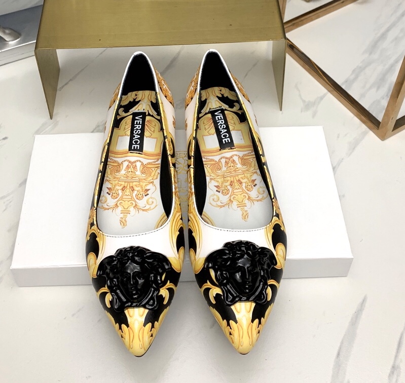 NO:262592,Size 35-41, Versace pointed toe flat shoes, fabric cowhide print, inner foot pad sheepskin, rubber sole, comfortable on the feet, exquisite and elegant, slimming and legs. Slightly larger, please choose one size smaller for slimming feet., High heels, versace, flats, high heels, cowhide, sheepskin1986090935-41码, 范思哲尖头平底鞋,面料牛皮印花,内里垫脚羊皮,橡胶大底,上脚舒适,精致典雅,显瘦显腿型.略偏大,脚瘦请选小一码.,高跟鞋,versace,flats,high heels,cowhide,sheepskin,Women's Shoes