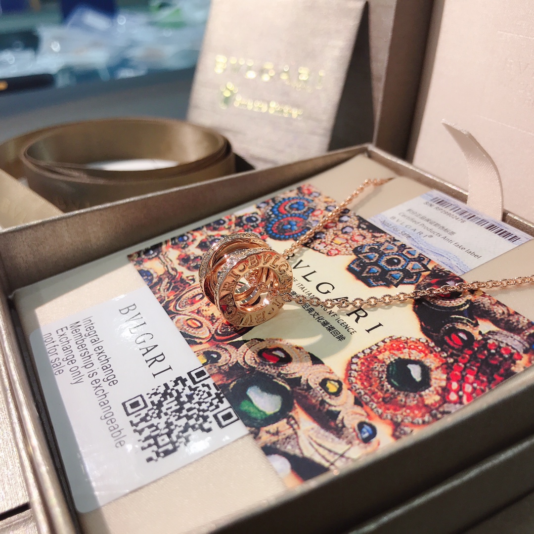 NO:102817,CNC highest version of Baojia hollowed-out necklace with diamond on both sides. The sexy goddess needs a hollowing sense, Bulgari necklace, bvlgari, necklace, bvlgari, necklace19860909cnc最高版本宝家镂空两边带钻项链 性感女神需要的镂空感,宝格丽项链,bvlgari,necklace,Jewelry