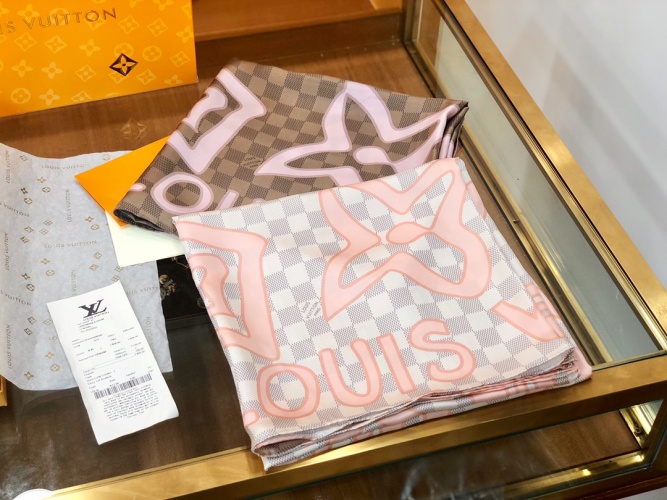 Louis Vuitton 2019 Silk Scarf - Luxurious, Soft, and Delicate - 140*140cm 1 Louis Vuitton 2019 Silk Scarf - Luxurious, Soft, and Delicate - 140*140cm