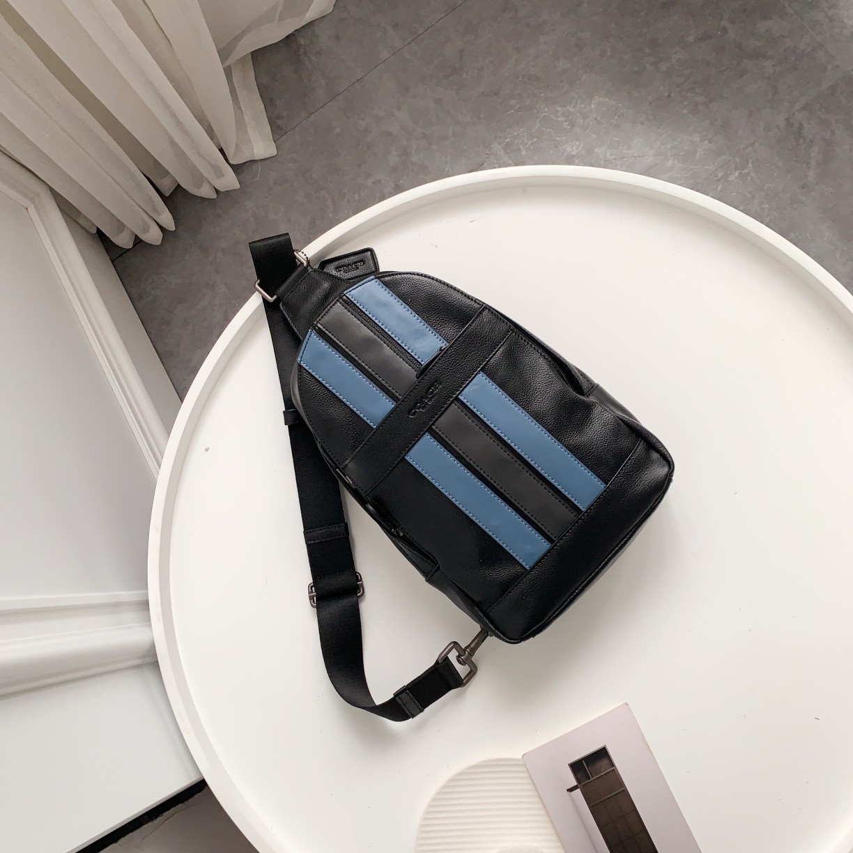 Coach 最新款胸包 C家 23215 男士休闲拼色胸包 头层牛皮 背面透气网状 很贴心的设计