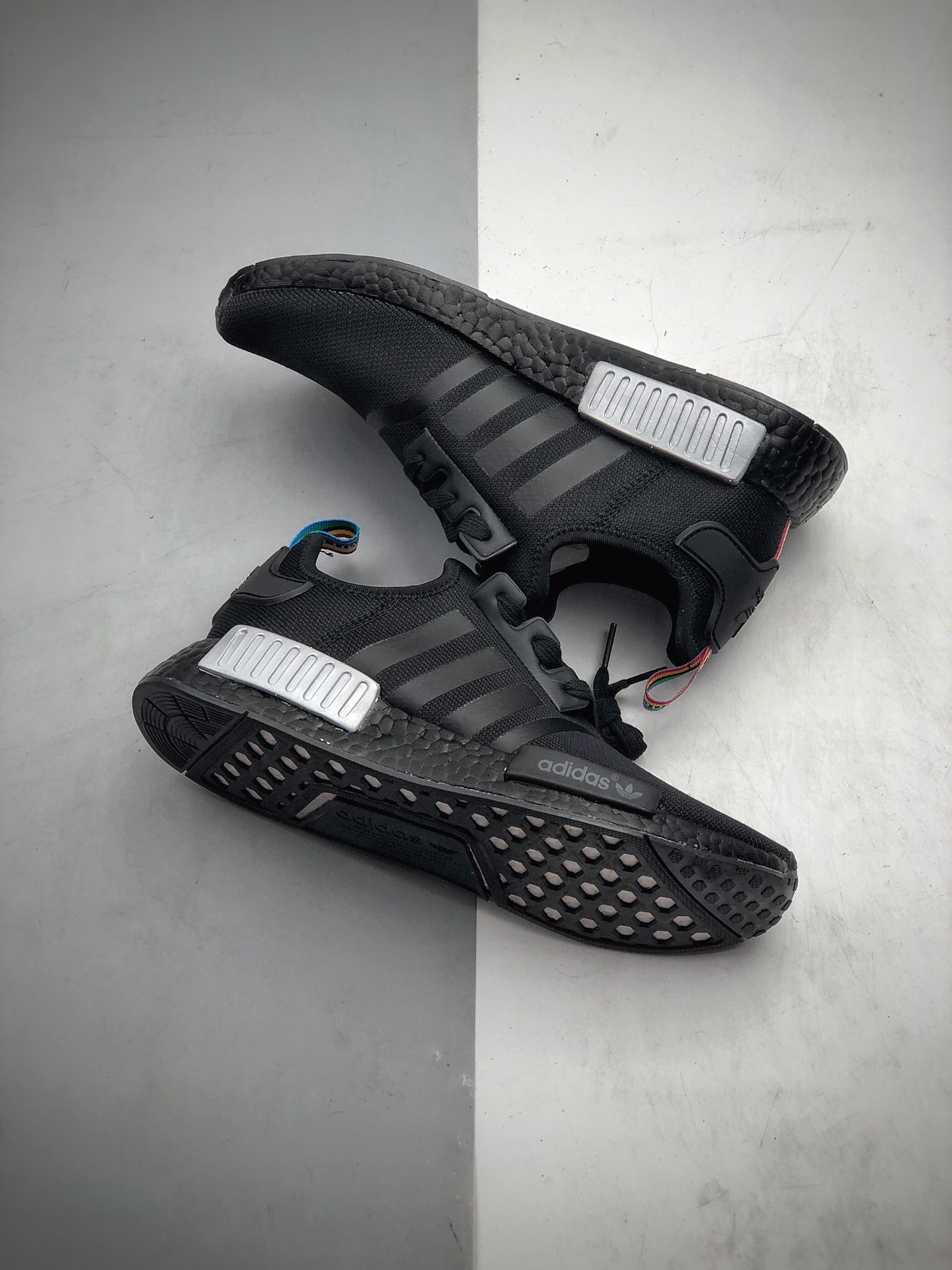 210 Adidas Boost NMD  R1 系列 弹力针鞋织面 货号：Q47261