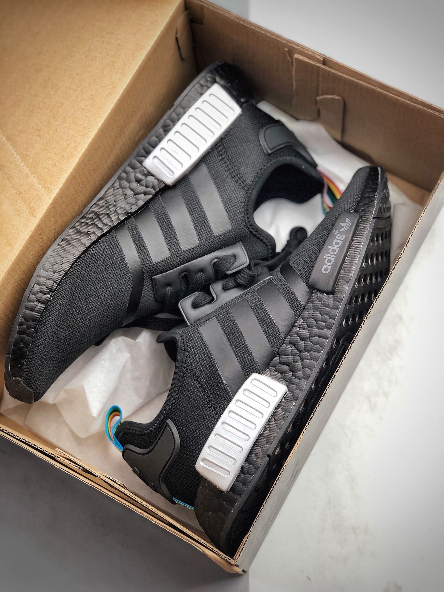 210 Adidas Boost NMD  R1 系列 弹力针鞋织面 货号：Q47261
