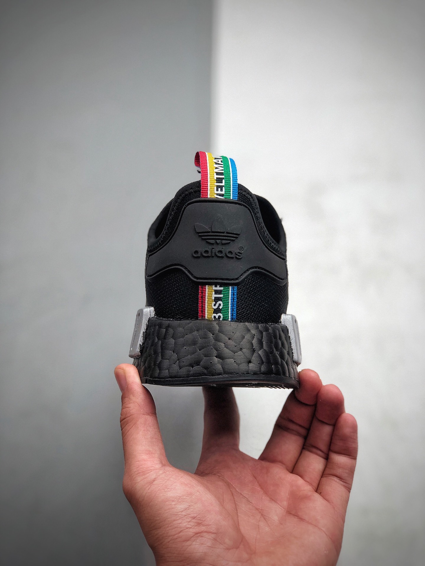 210 Adidas Boost NMD  R1 系列 弹力针鞋织面 货号：Q47261