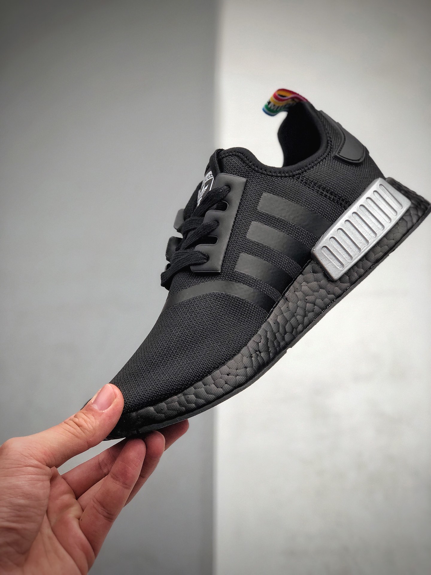 210 Adidas Boost NMD  R1 系列 弹力针鞋织面 货号：Q47261