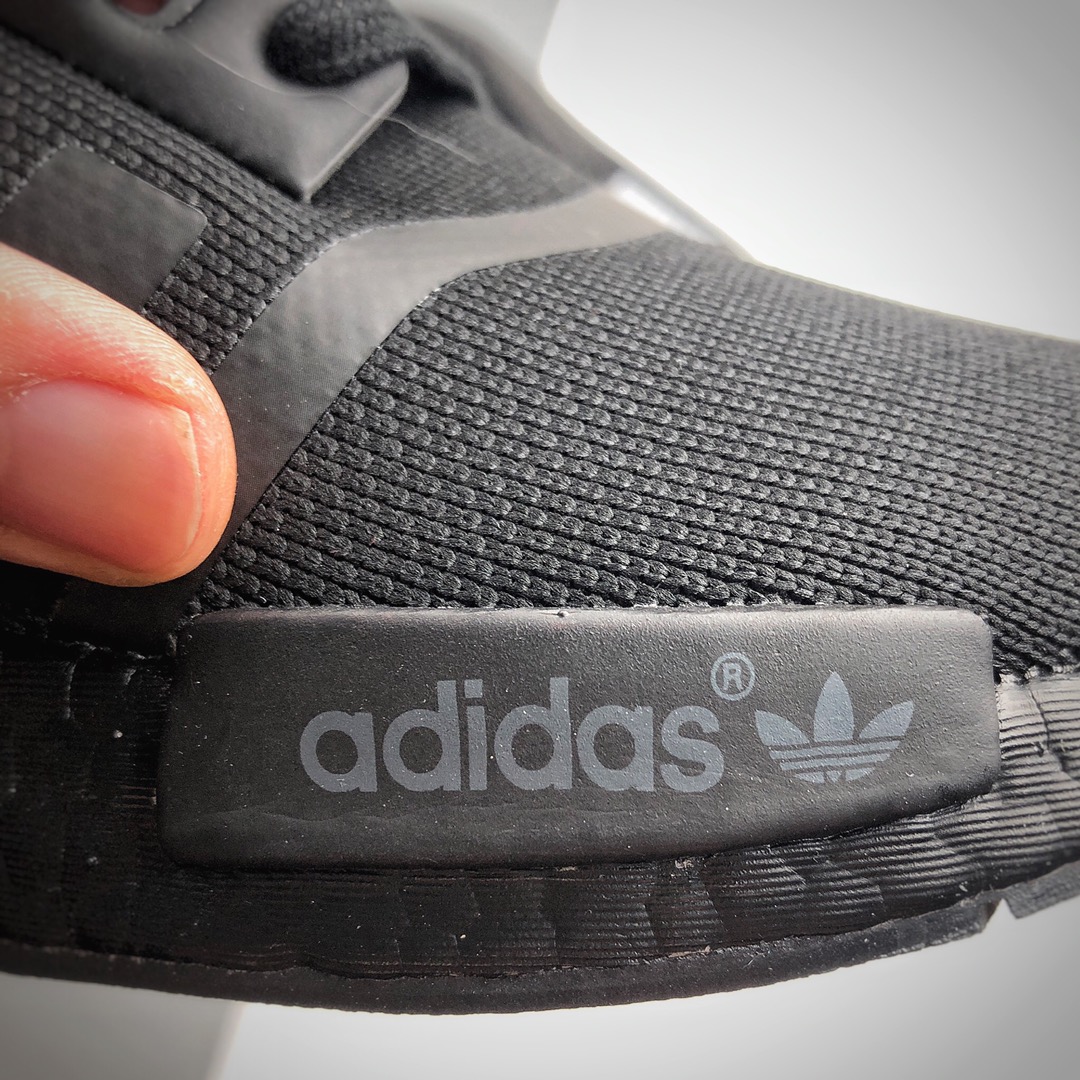 210 Adidas Boost NMD  R1 系列 弹力针鞋织面 货号：Q47261
