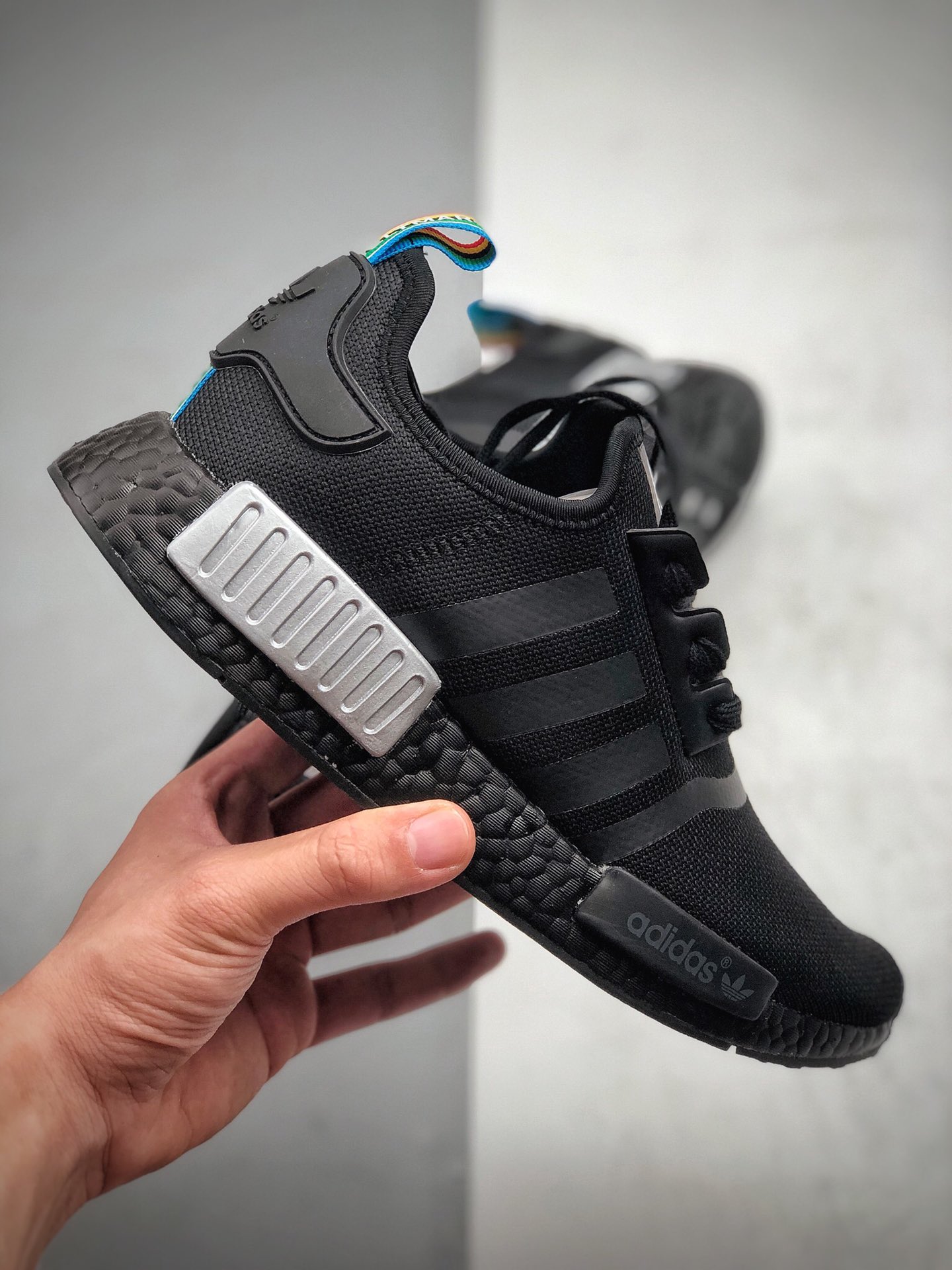 210 Adidas Boost NMD  R1 系列 弹力针鞋织面 货号：Q47261