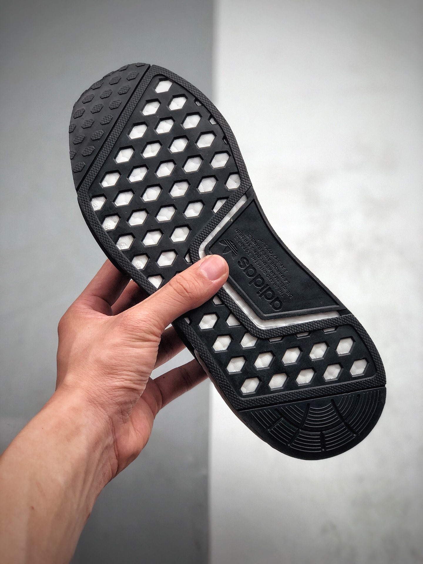 210 Adidas Boost NMD  R1 系列 弹力针鞋织面 货号：Q47261