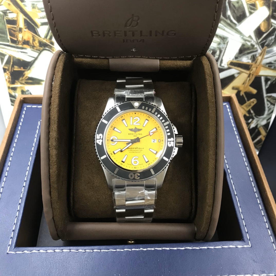 批:2500 最新到货 Original Breitling 原厂正品百年灵超级海洋自动机械腕表，清新多彩且富有运动感，专门为追求腕表卓越性能和现代格调的男士们设计，力量感、功能性和酷炫的现在风格勾画出百年灵海洋的经典形象，采用坚固的44毫米精钢表壳，腕表配有棘轮式单向表圈，搭载原装瑞士ETA2824自动机械机芯，弧面蓝宝石水晶玻璃，双面防眩，渠道入库，价格和款式绝对惊艳，专柜售价3万+，配全套原包装出货