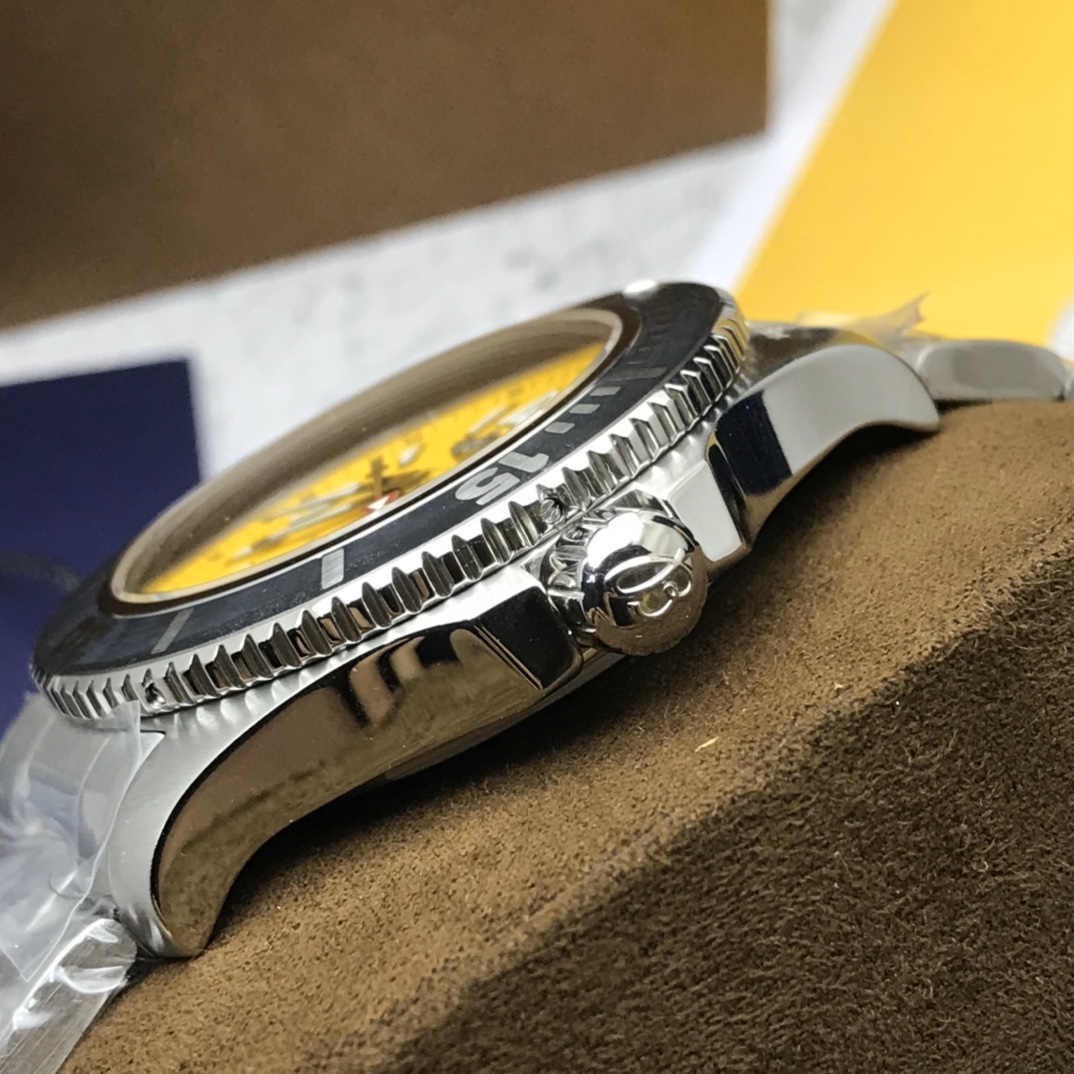 批:2500 最新到货 Original Breitling 原厂正品百年灵超级海洋自动机械腕表，清新多彩且富有运动感，专门为追求腕表卓越性能和现代格调的男士们设计，力量感、功能性和酷炫的现在风格勾画出百年灵海洋的经典形象，采用坚固的44毫米精钢表壳，腕表配有棘轮式单向表圈，搭载原装瑞士ETA2824自动机械机芯，弧面蓝宝石水晶玻璃，双面防眩，渠道入库，价格和款式绝对惊艳，专柜售价3万+，配全套原包装出货