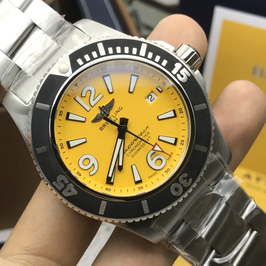 批:2500 最新到货 Original Breitling 原厂正品百年灵超级海洋自动机械腕表，清新多彩且富有运动感，专门为追求腕表卓越性能和现代格调的男士们设计，力量感、功能性和酷炫的现在风格勾画出百年灵海洋的经典形象，采用坚固的44毫米精钢表壳，腕表配有棘轮式单向表圈，搭载原装瑞士ETA2824自动机械机芯，弧面蓝宝石水晶玻璃，双面防眩，渠道入库，价格和款式绝对惊艳，专柜售价3万+，配全套原包装出货