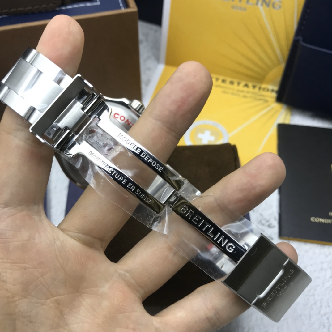 批:2500 最新到货 Original Breitling 原厂正品百年灵超级海洋自动机械腕表，清新多彩且富有运动感，专门为追求腕表卓越性能和现代格调的男士们设计，力量感、功能性和酷炫的现在风格勾画出百年灵海洋的经典形象，采用坚固的44毫米精钢表壳，腕表配有棘轮式单向表圈，搭载原装瑞士ETA2824自动机械机芯，弧面蓝宝石水晶玻璃，双面防眩，渠道入库，价格和款式绝对惊艳，专柜售价3万+，配全套原包装出货