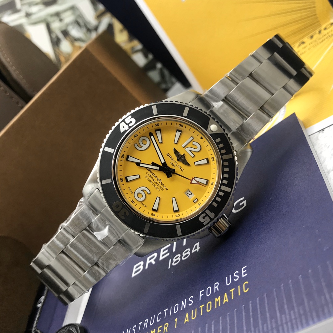 批:2500 最新到货 Original Breitling 原厂正品百年灵超级海洋自动机械腕表，清新多彩且富有运动感，专门为追求腕表卓越性能和现代格调的男士们设计，力量感、功能性和酷炫的现在风格勾画出百年灵海洋的经典形象，采用坚固的44毫米精钢表壳，腕表配有棘轮式单向表圈，搭载原装瑞士ETA2824自动机械机芯，弧面蓝宝石水晶玻璃，双面防眩，渠道入库，价格和款式绝对惊艳，专柜售价3万+，配全套原包装出货