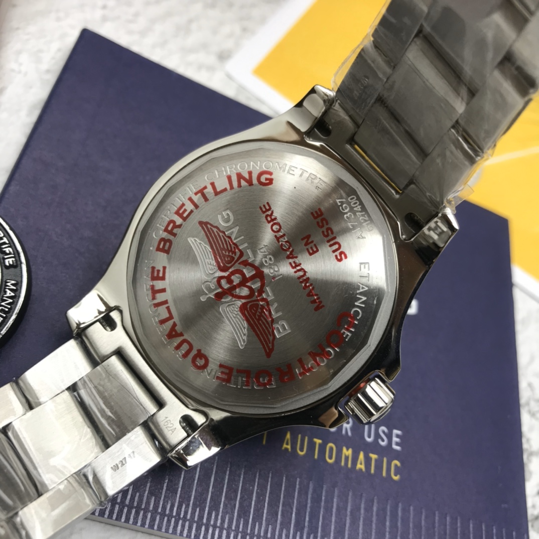 批:2500 最新到货 Original Breitling 原厂正品百年灵超级海洋自动机械腕表，清新多彩且富有运动感，专门为追求腕表卓越性能和现代格调的男士们设计，力量感、功能性和酷炫的现在风格勾画出百年灵海洋的经典形象，采用坚固的44毫米精钢表壳，腕表配有棘轮式单向表圈，搭载原装瑞士ETA2824自动机械机芯，弧面蓝宝石水晶玻璃，双面防眩，渠道入库，价格和款式绝对惊艳，专柜售价3万+，配全套原包装出货