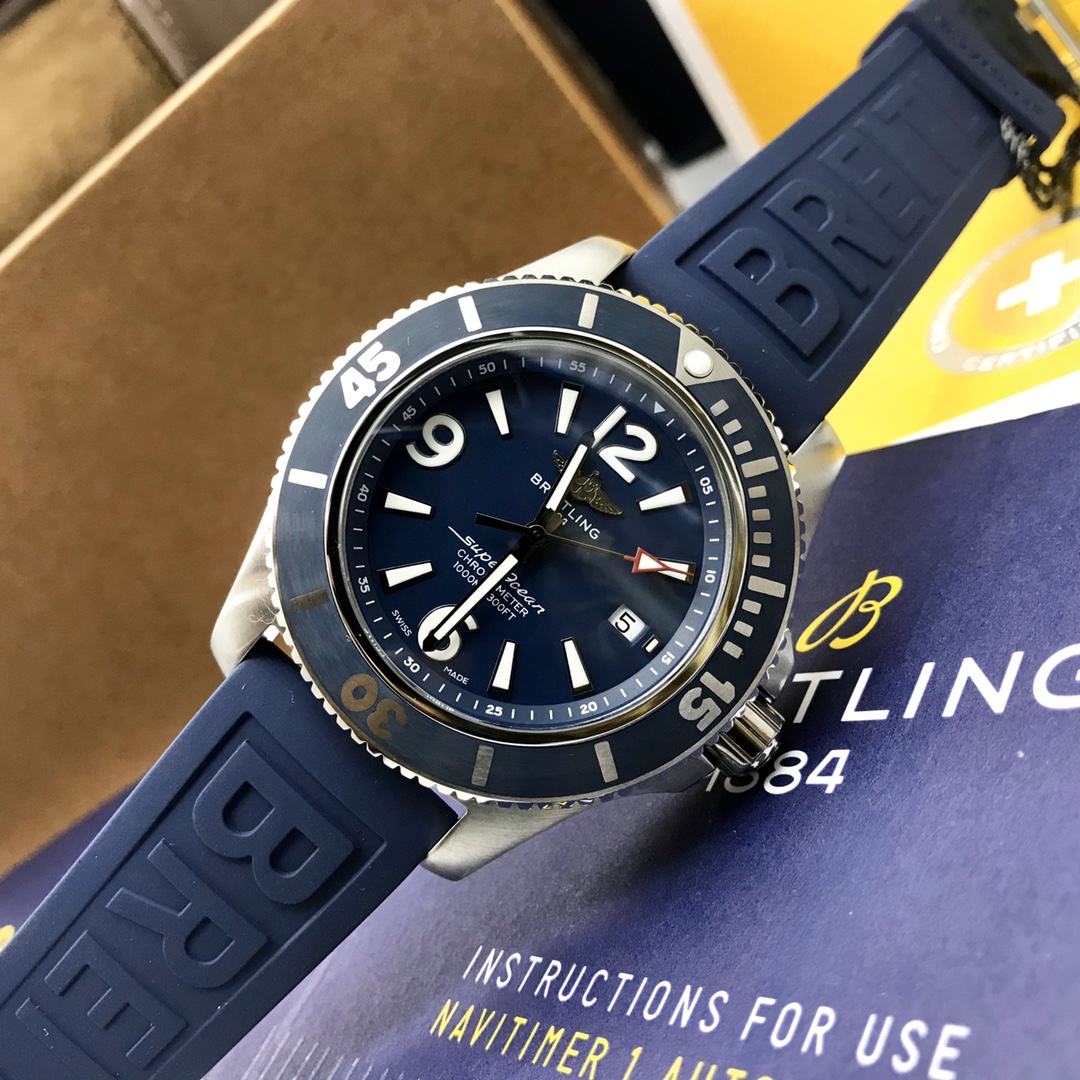 批:2500 最新到货 Original Breitling 原厂正品百年灵超级海洋自动机械腕表,清新多彩且富有运动感,专门为追求腕表卓越性能和现代格调的男士们设计,力量感、功能性和酷炫的现在风格勾画出百年灵海洋的经典形象,采用坚固的44毫米精钢表壳,腕表配有棘轮式单向表圈,搭载原装瑞士ETA2824自动机械机芯,弧面蓝宝石水晶玻璃,双面防眩,渠道入库,价格和款式绝对惊艳,专柜售价3万+,配全套原包装出货