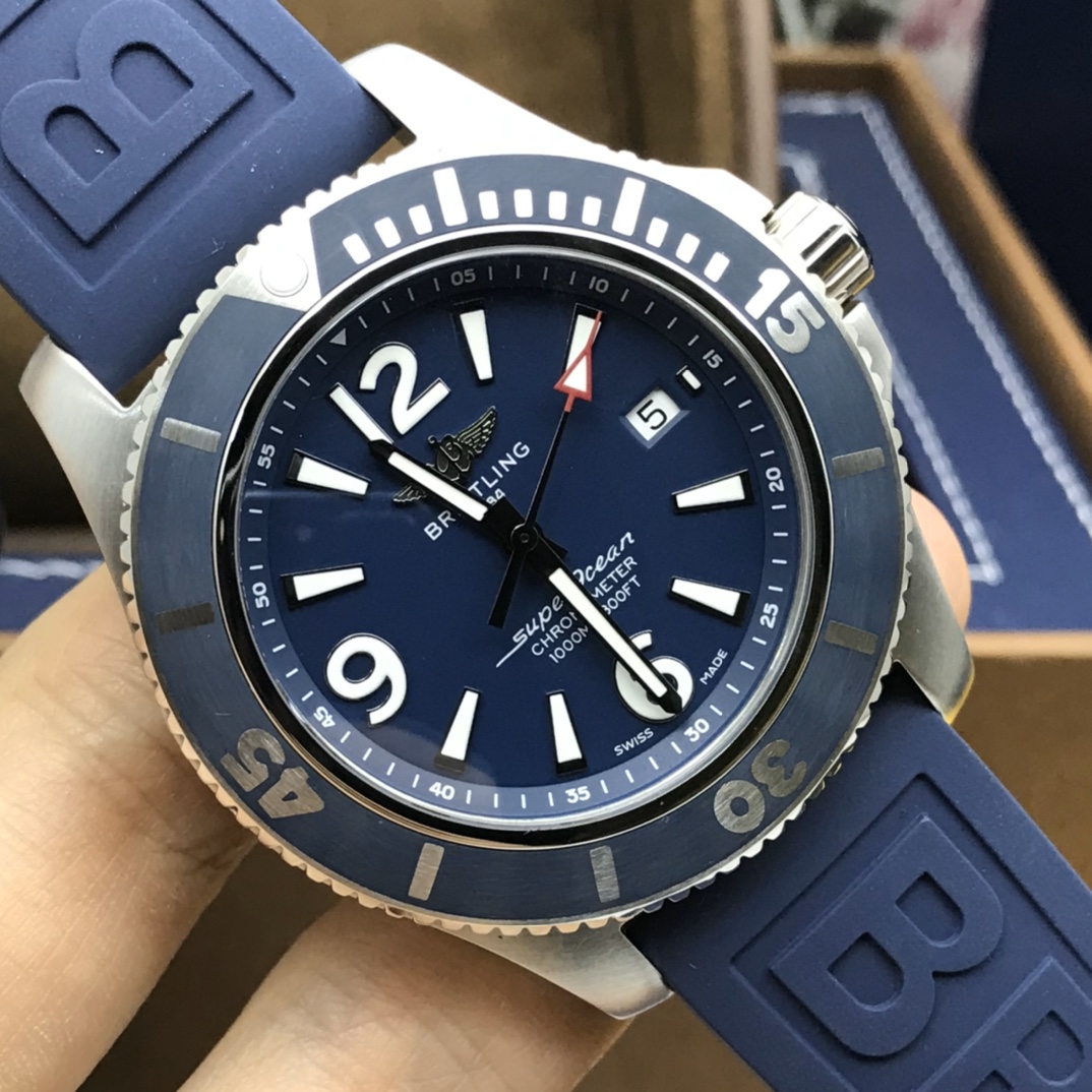 批:2500 最新到货 Original Breitling 原厂正品百年灵超级海洋自动机械腕表,清新多彩且富有运动感,专门为追求腕表卓越性能和现代格调的男士们设计,力量感、功能性和酷炫的现在风格勾画出百年灵海洋的经典形象,采用坚固的44毫米精钢表壳,腕表配有棘轮式单向表圈,搭载原装瑞士ETA2824自动机械机芯,弧面蓝宝石水晶玻璃,双面防眩,渠道入库,价格和款式绝对惊艳,专柜售价3万+,配全套原包装出货