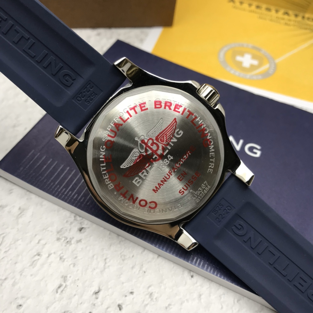 批:2500 最新到货 Original Breitling 原厂正品百年灵超级海洋自动机械腕表,清新多彩且富有运动感,专门为追求腕表卓越性能和现代格调的男士们设计,力量感、功能性和酷炫的现在风格勾画出百年灵海洋的经典形象,采用坚固的44毫米精钢表壳,腕表配有棘轮式单向表圈,搭载原装瑞士ETA2824自动机械机芯,弧面蓝宝石水晶玻璃,双面防眩,渠道入库,价格和款式绝对惊艳,专柜售价3万+,配全套原包装出货