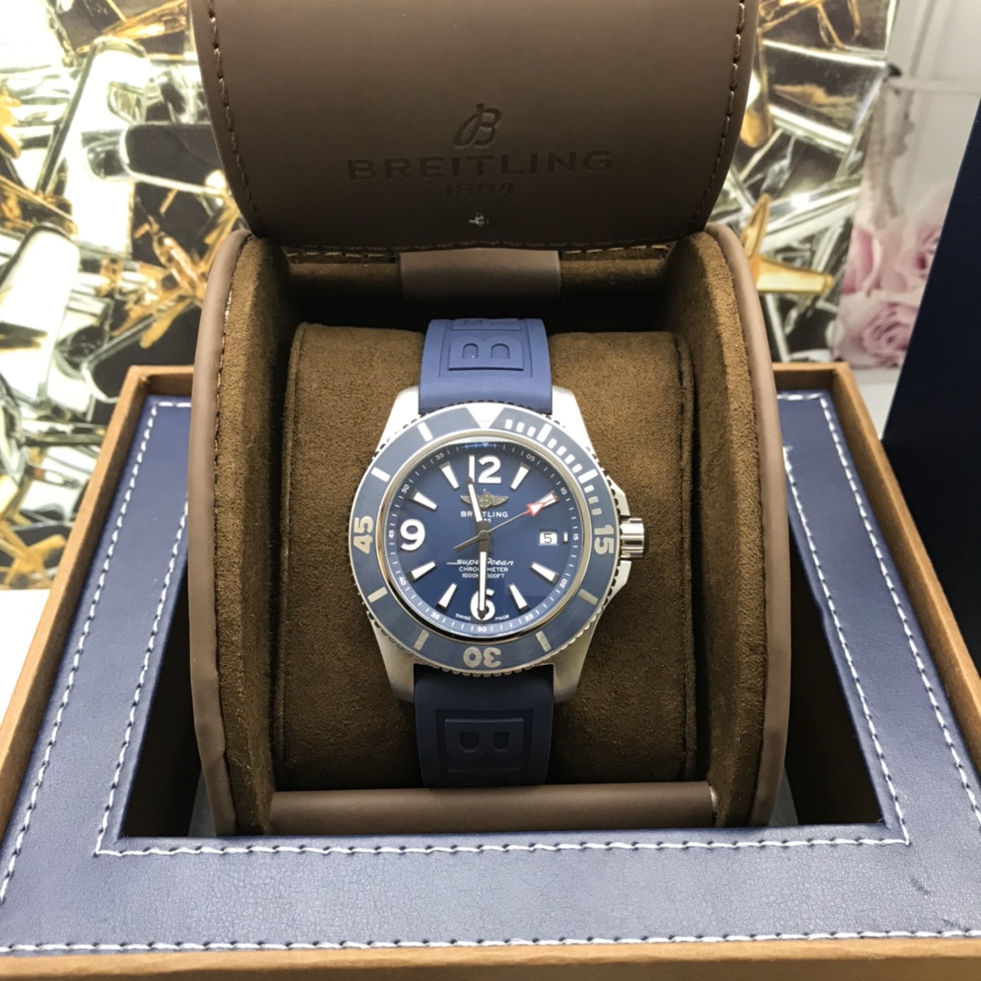 批:2500 最新到货 Original Breitling 原厂正品百年灵超级海洋自动机械腕表,清新多彩且富有运动感,专门为追求腕表卓越性能和现代格调的男士们设计,力量感、功能性和酷炫的现在风格勾画出百年灵海洋的经典形象,采用坚固的44毫米精钢表壳,腕表配有棘轮式单向表圈,搭载原装瑞士ETA2824自动机械机芯,弧面蓝宝石水晶玻璃,双面防眩,渠道入库,价格和款式绝对惊艳,专柜售价3万+,配全套原包装出货