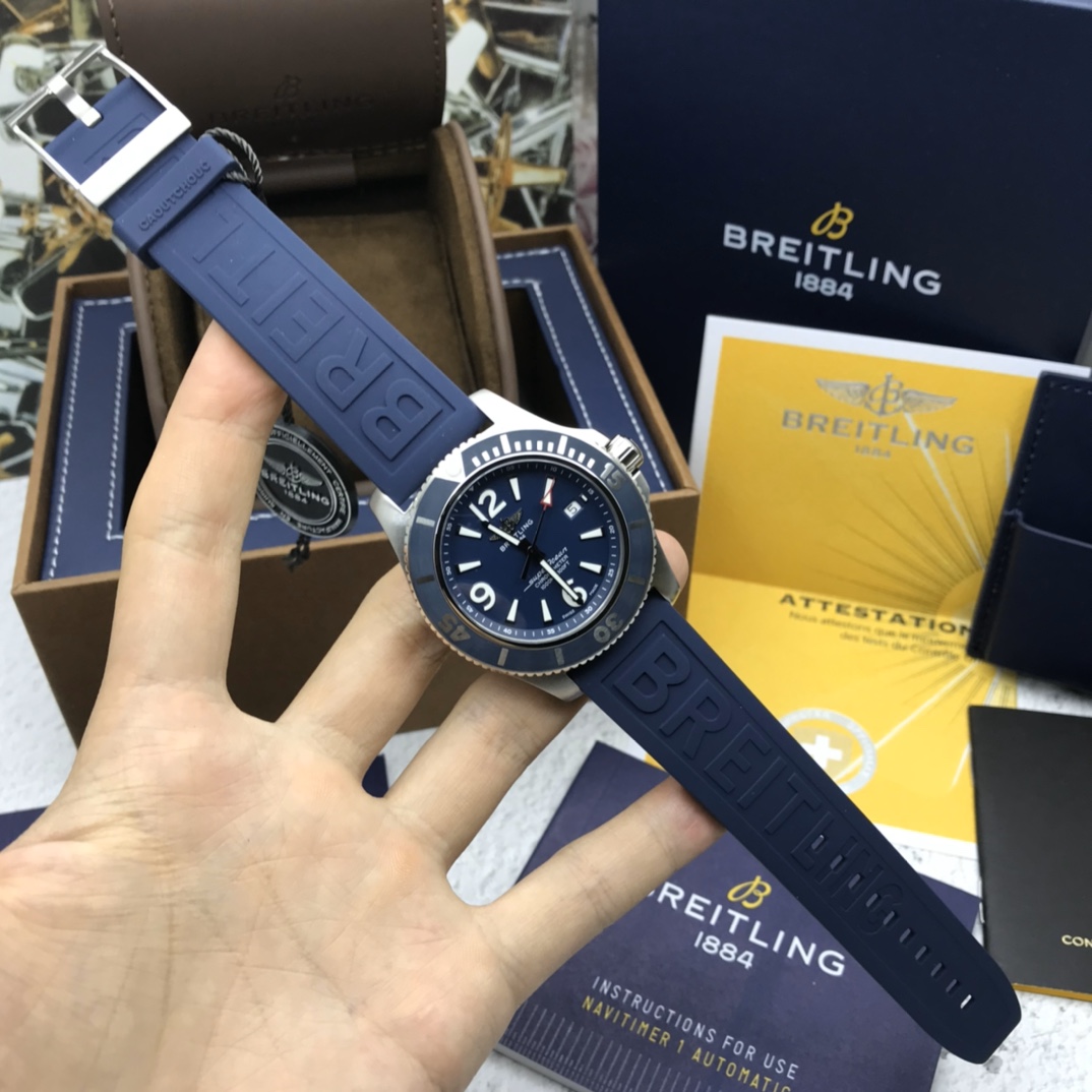 批:2500 最新到货 Original Breitling 原厂正品百年灵超级海洋自动机械腕表,清新多彩且富有运动感,专门为追求腕表卓越性能和现代格调的男士们设计,力量感、功能性和酷炫的现在风格勾画出百年灵海洋的经典形象,采用坚固的44毫米精钢表壳,腕表配有棘轮式单向表圈,搭载原装瑞士ETA2824自动机械机芯,弧面蓝宝石水晶玻璃,双面防眩,渠道入库,价格和款式绝对惊艳,专柜售价3万+,配全套原包装出货
