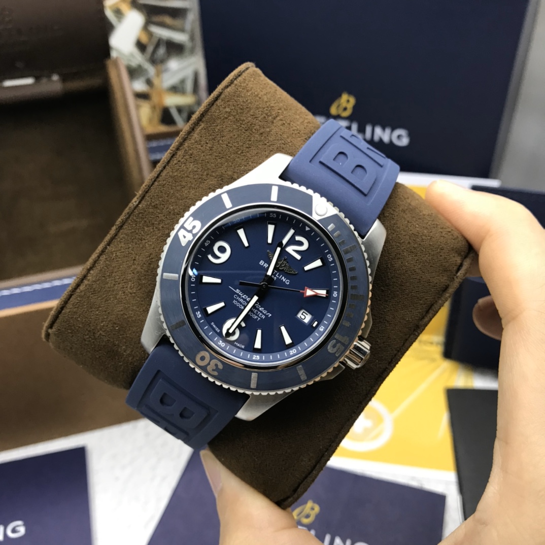 批:2500 最新到货 Original Breitling 原厂正品百年灵超级海洋自动机械腕表,清新多彩且富有运动感,专门为追求腕表卓越性能和现代格调的男士们设计,力量感、功能性和酷炫的现在风格勾画出百年灵海洋的经典形象,采用坚固的44毫米精钢表壳,腕表配有棘轮式单向表圈,搭载原装瑞士ETA2824自动机械机芯,弧面蓝宝石水晶玻璃,双面防眩,渠道入库,价格和款式绝对惊艳,专柜售价3万+,配全套原包装出货
