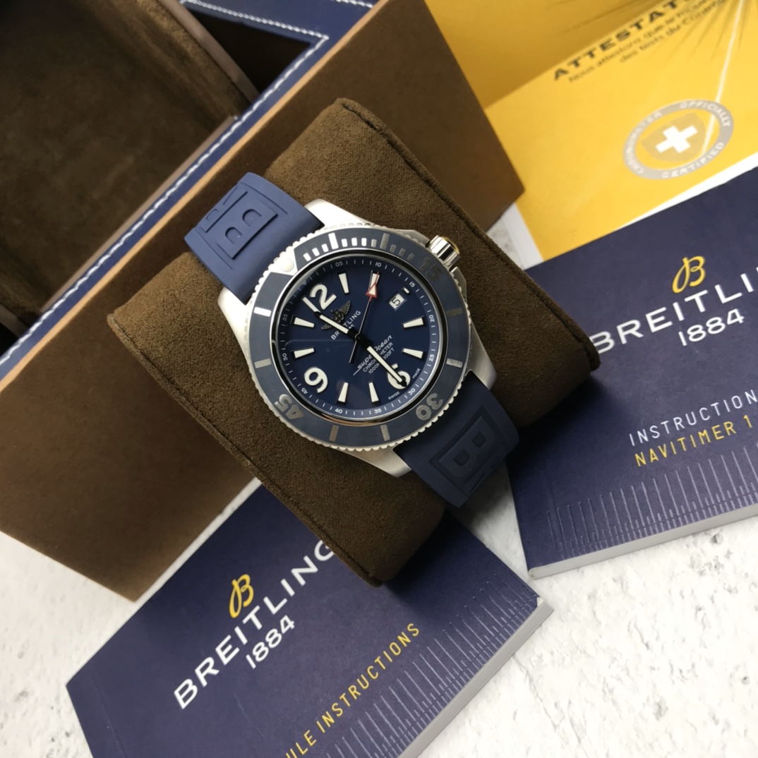 批:2500 最新到货 Original Breitling 原厂正品百年灵超级海洋自动机械腕表,清新多彩且富有运动感,专门为追求腕表卓越性能和现代格调的男士们设计,力量感、功能性和酷炫的现在风格勾画出百年灵海洋的经典形象,采用坚固的44毫米精钢表壳,腕表配有棘轮式单向表圈,搭载原装瑞士ETA2824自动机械机芯,弧面蓝宝石水晶玻璃,双面防眩,渠道入库,价格和款式绝对惊艳,专柜售价3万+,配全套原包装出货