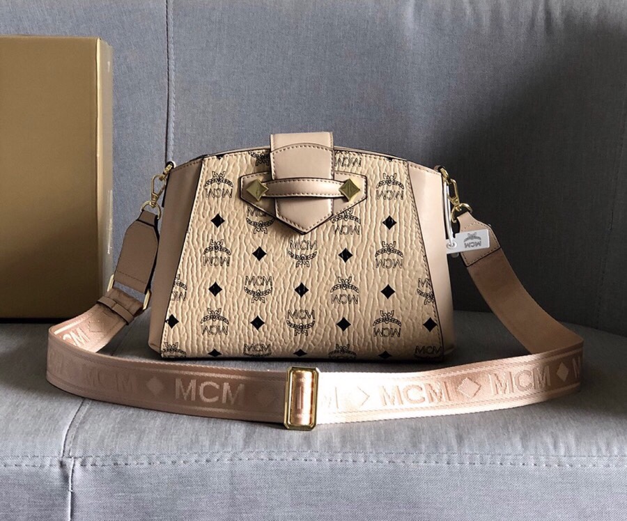 Top-quality 💐 shell series new product [MCM] Essential crossbody bag made of classic Visetos material, can store small essentials. This compact crossbody bag features our iconic classic print design and comes with a logo fabric shoulder strap for easy carrying of small essentials, freeing up your hands and adding a finishing touch to your outfit. Magnetic snap closure, interior zip pocket and open pocket, fabric lining 🗳 Size: 26x18x8cm. image 1